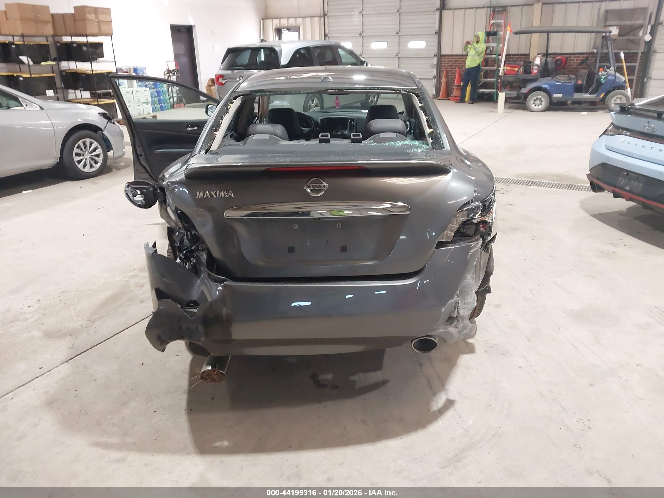 NISSAN MAXIMA image 6