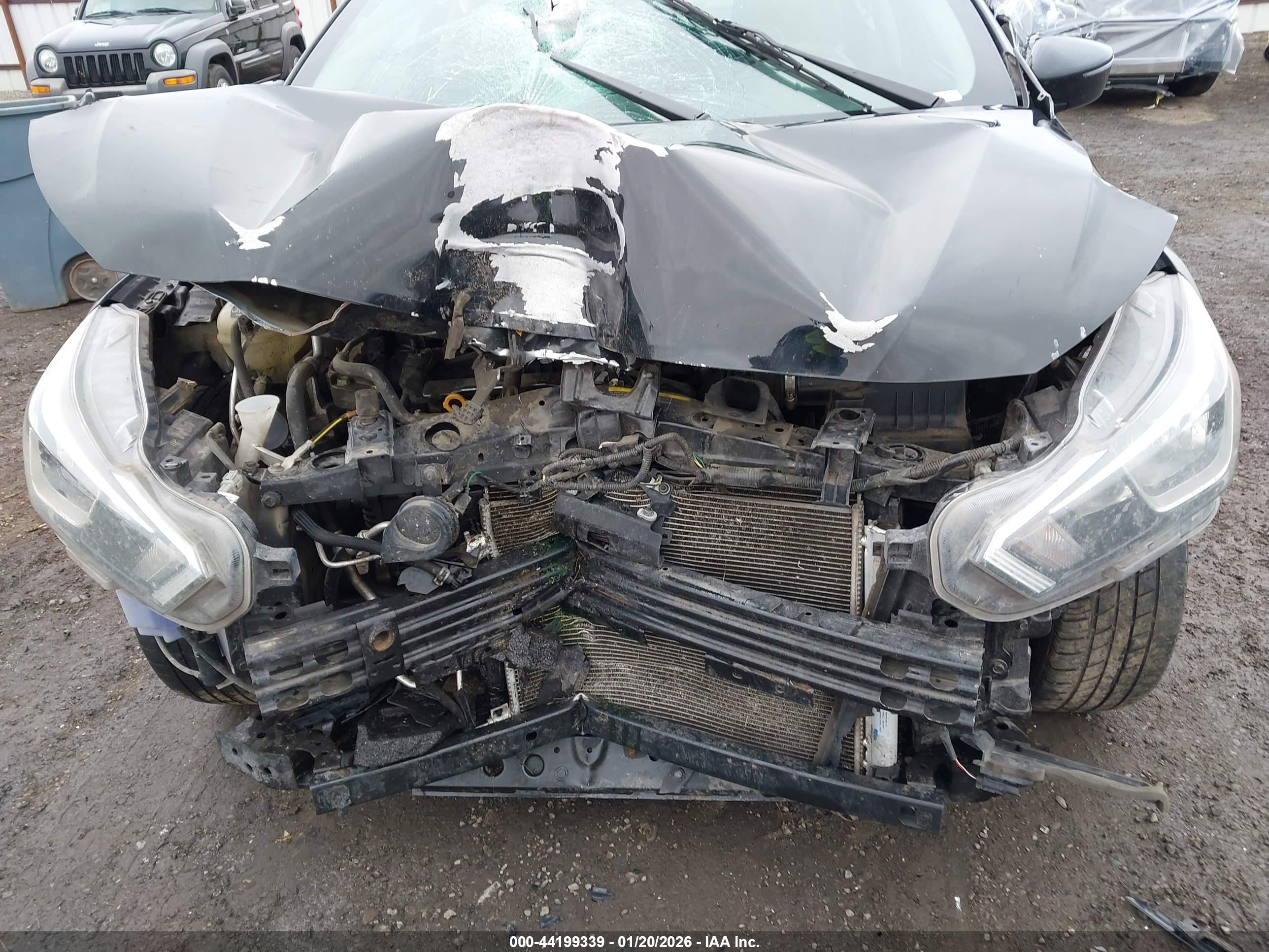 NISSAN VERSA image 6