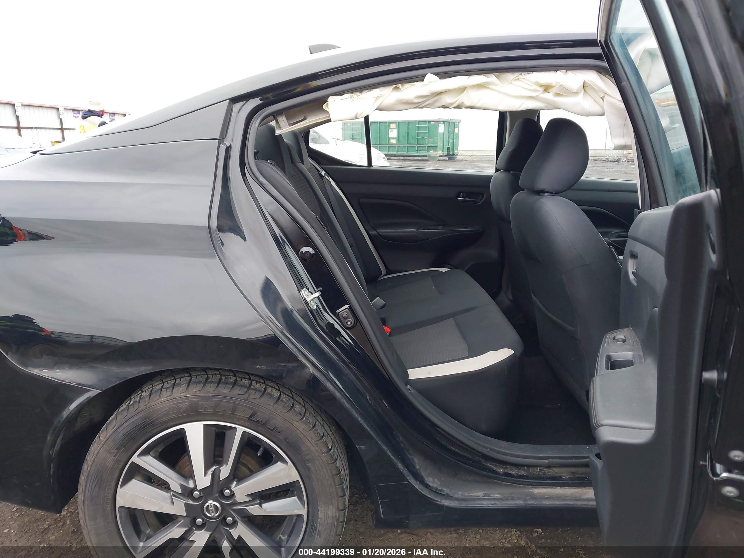 NISSAN VERSA image 8