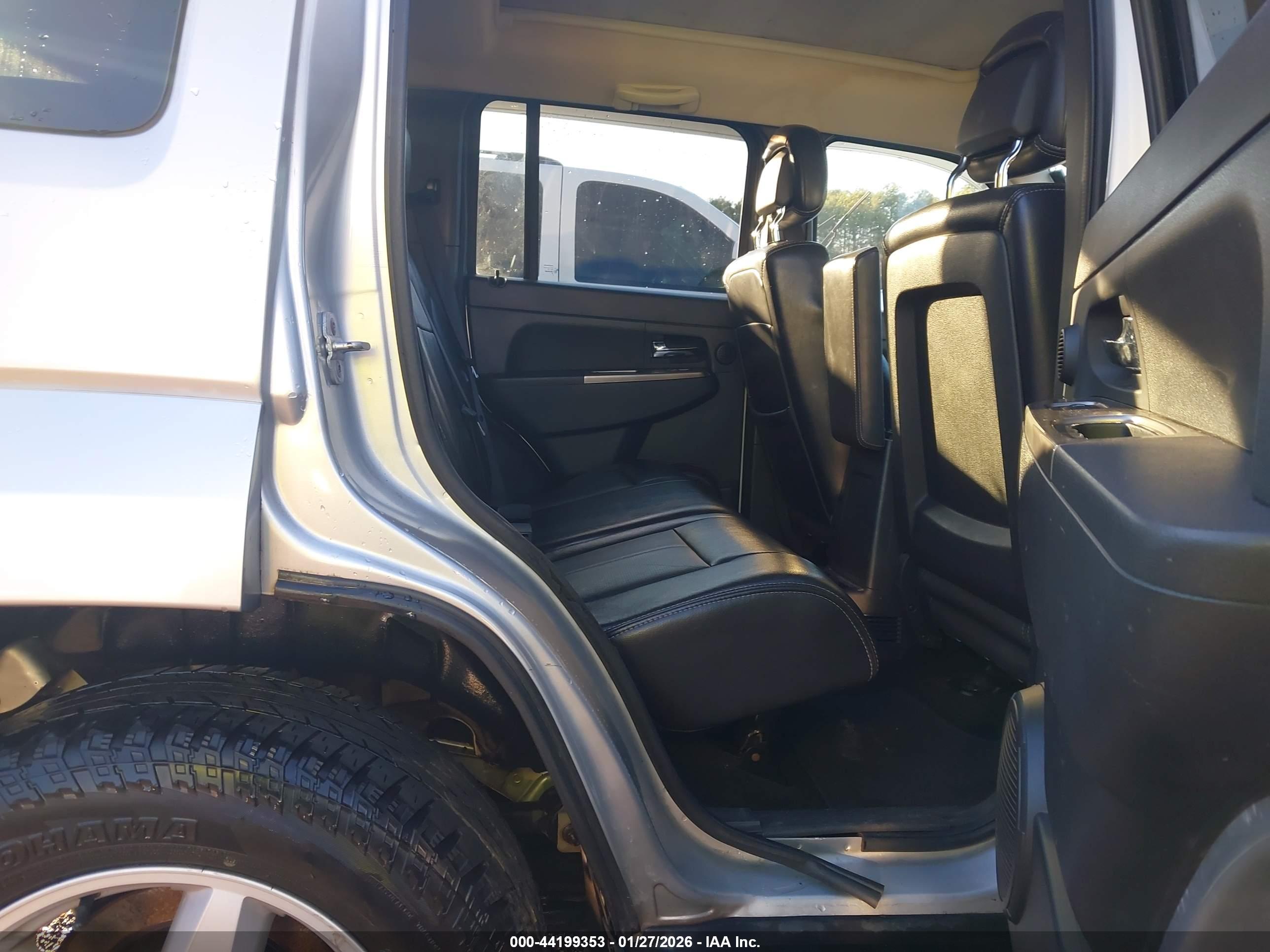 JEEP LIBERTY image 8