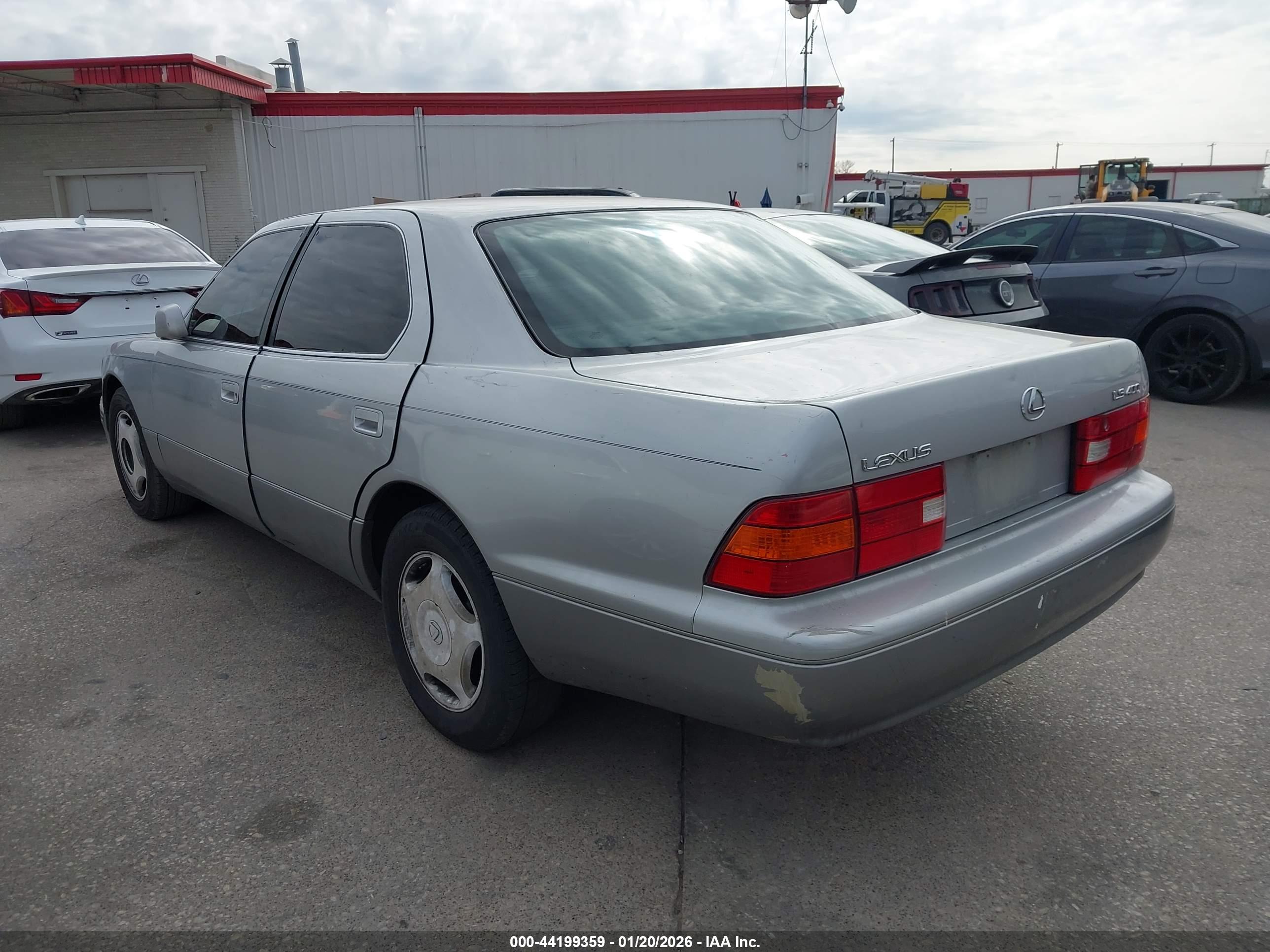 LEXUS LS image 3