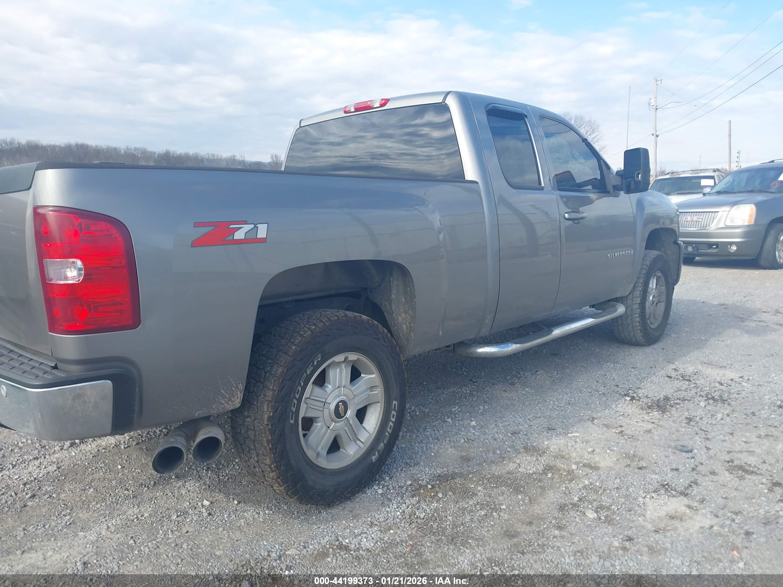 CHEVROLET SILVERADO image 4
