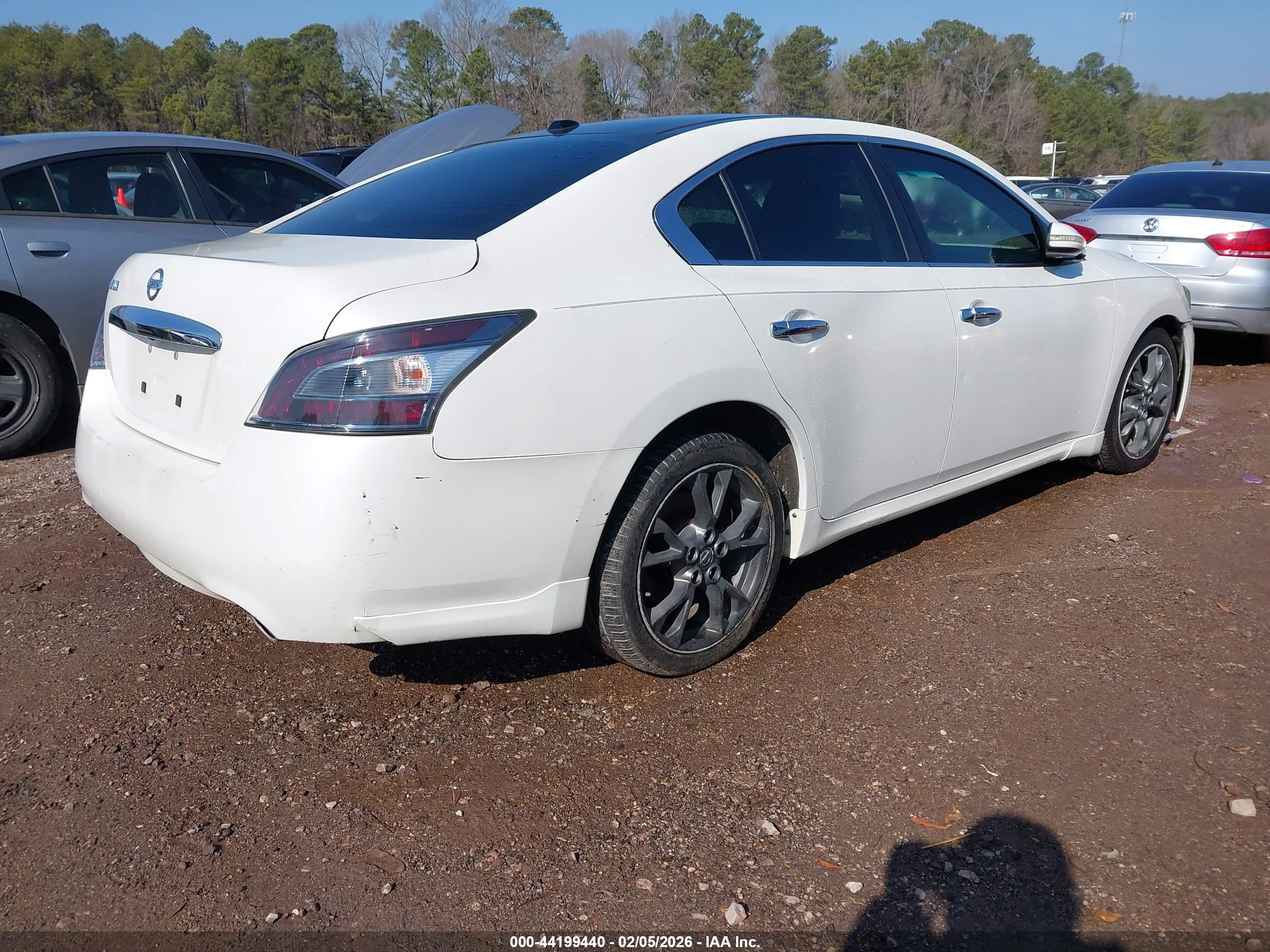 NISSAN MAXIMA image 4