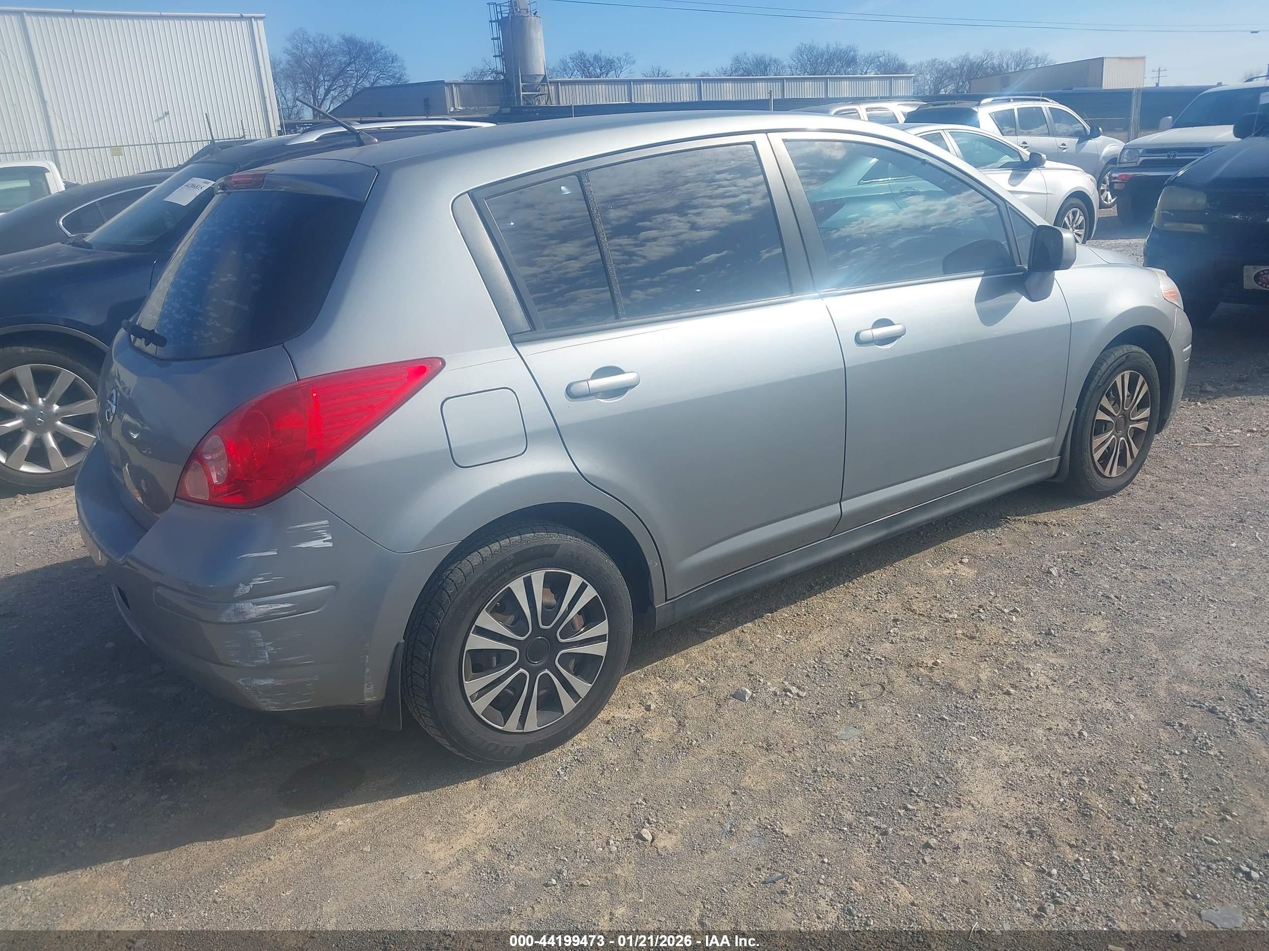 NISSAN VERSA image 4