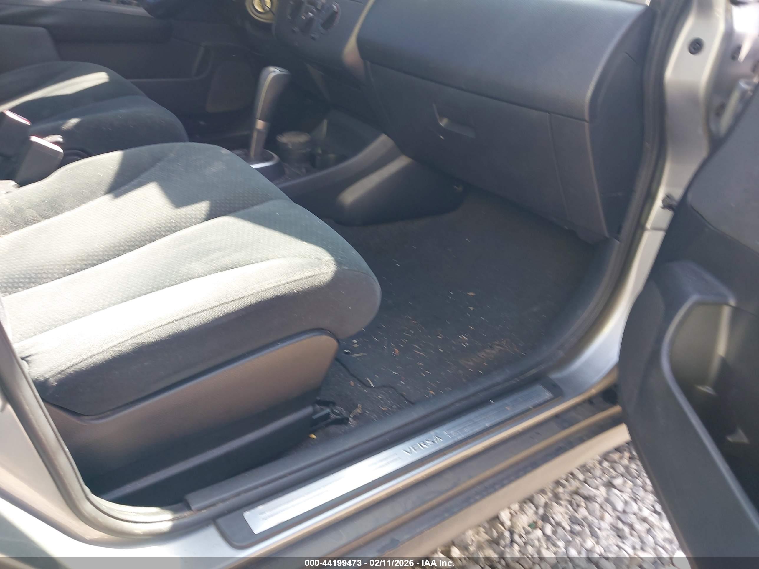 NISSAN VERSA image 5
