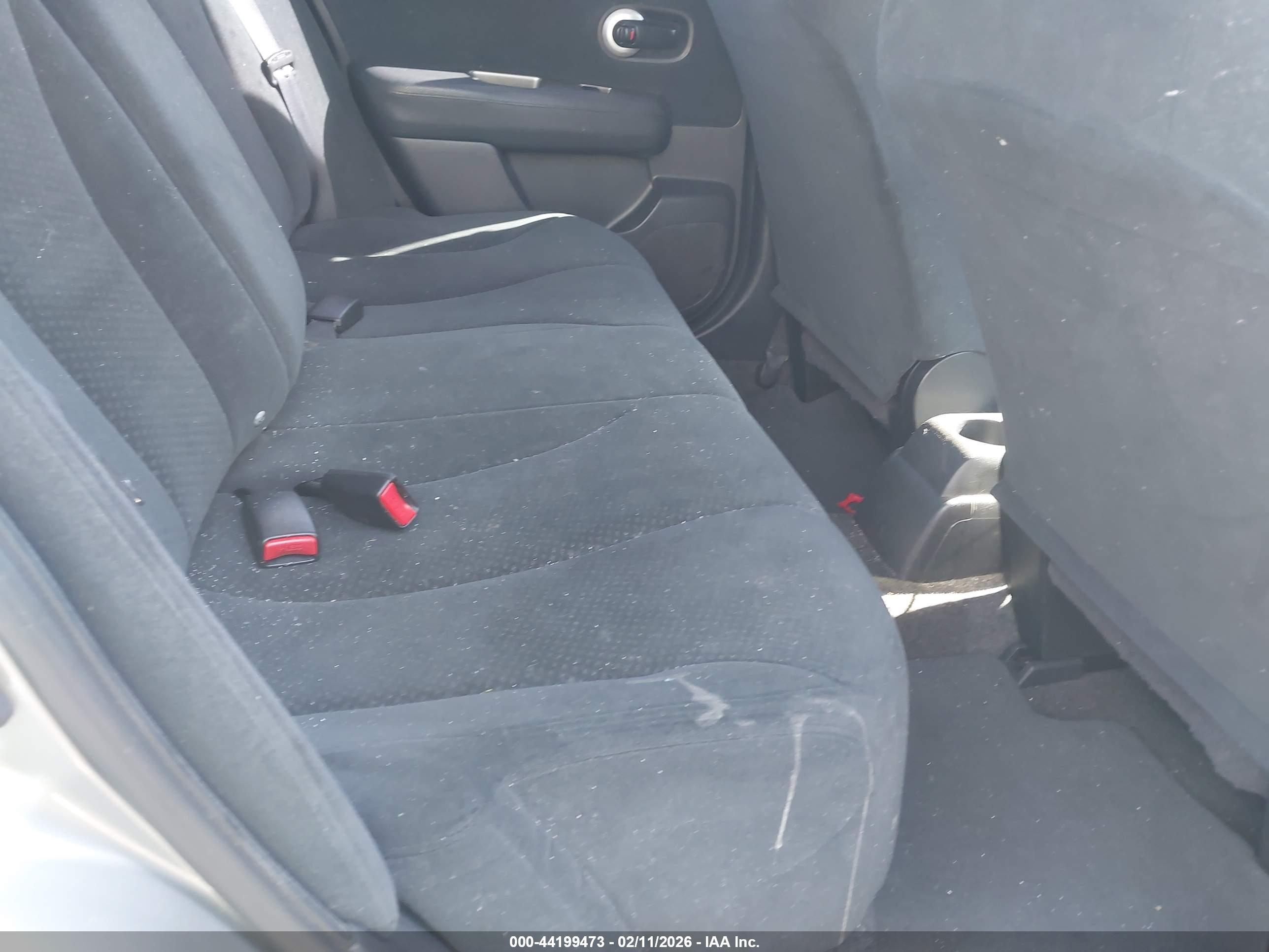 NISSAN VERSA image 8