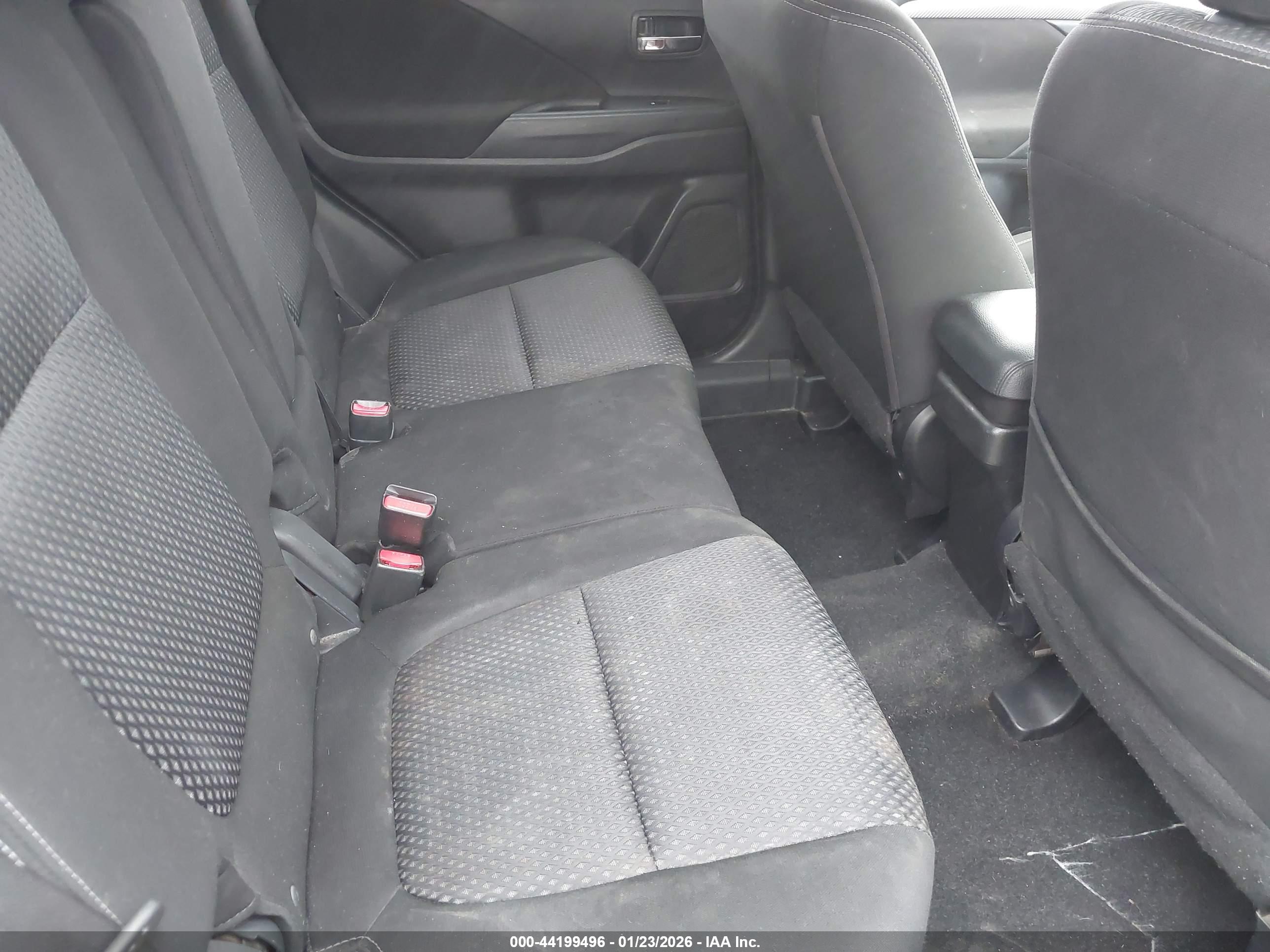 MITSUBISHI OUTLANDER image 8