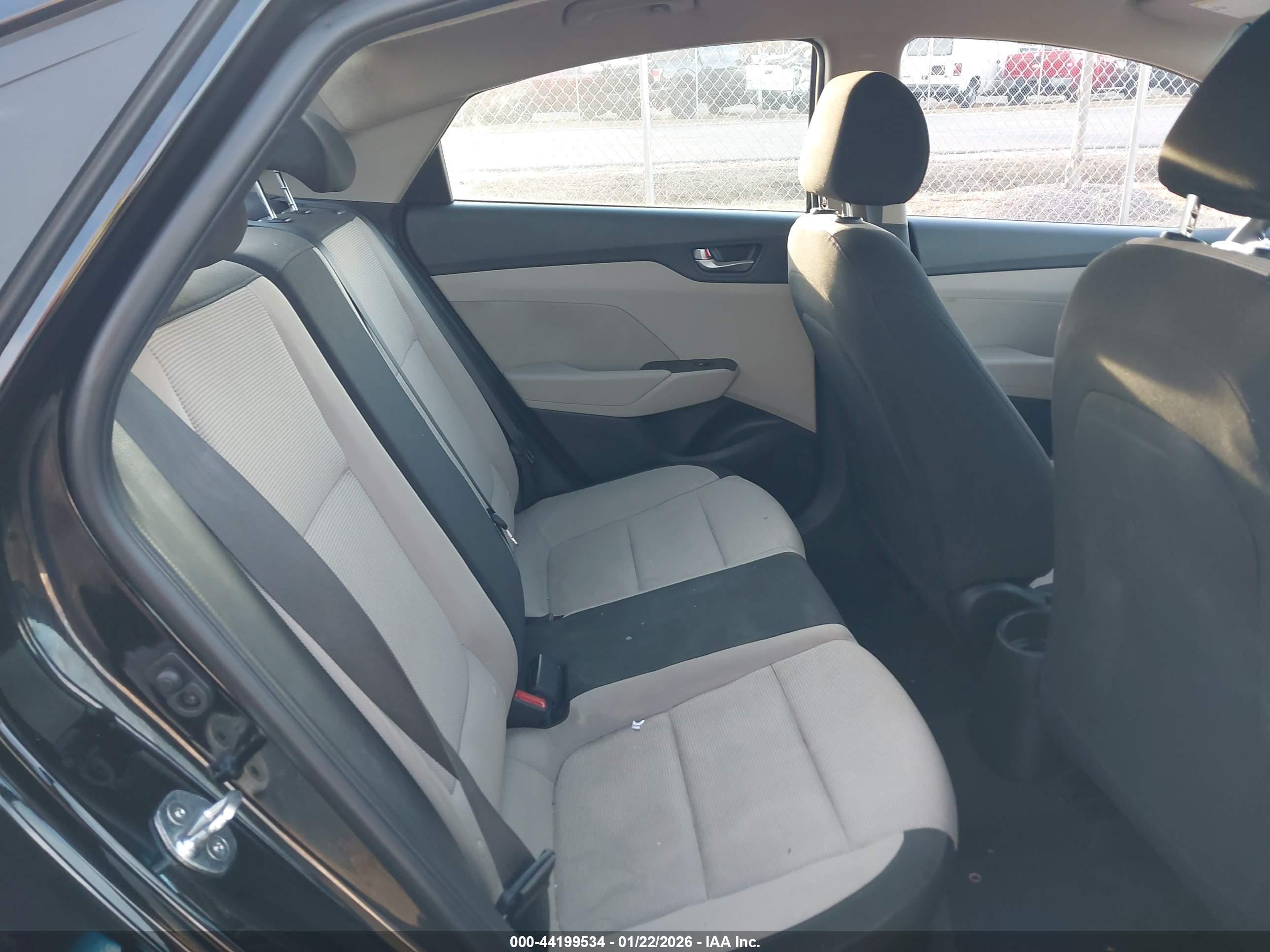 HYUNDAI ACCENT image 8