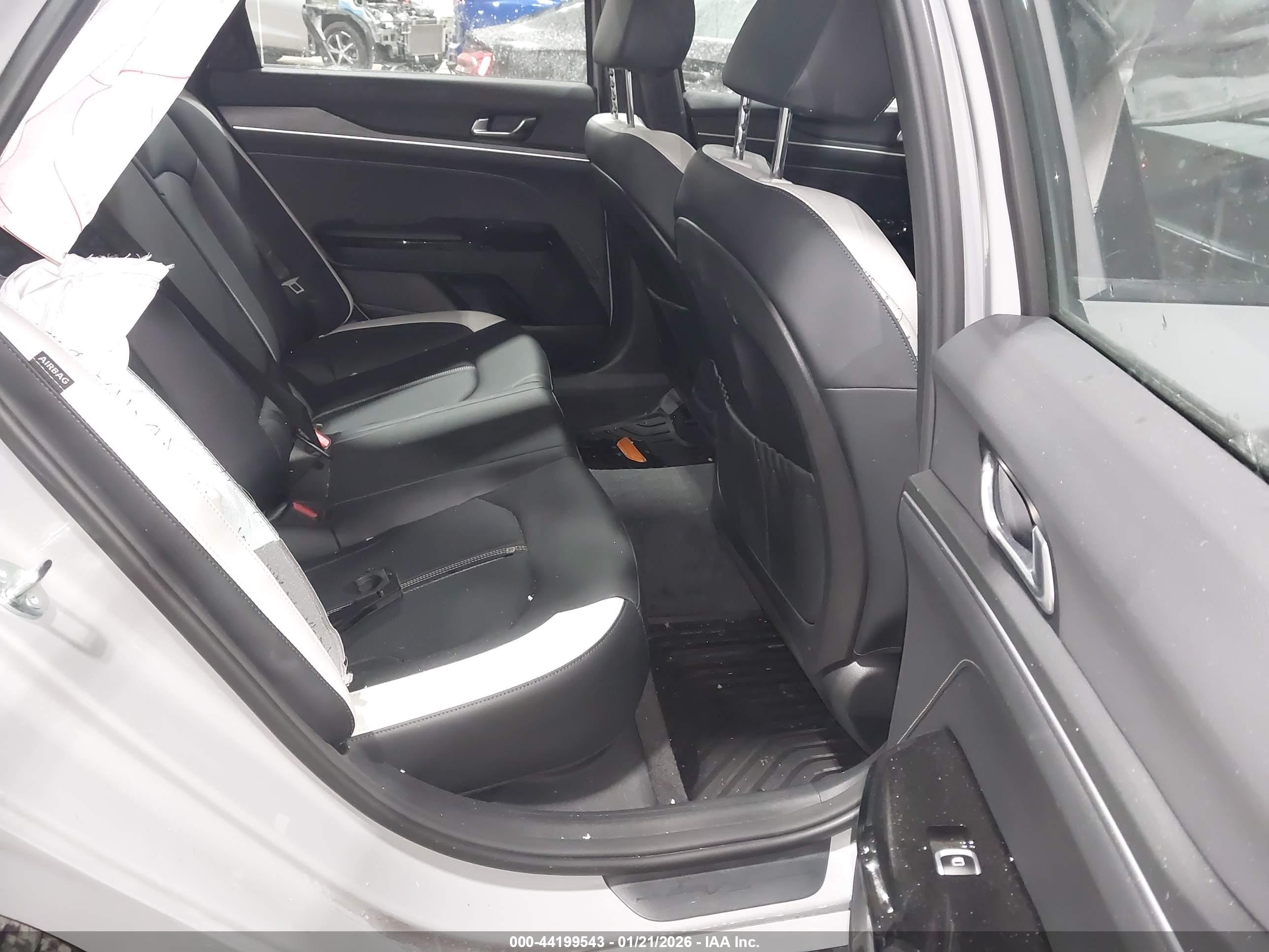 KIA K5 image 8