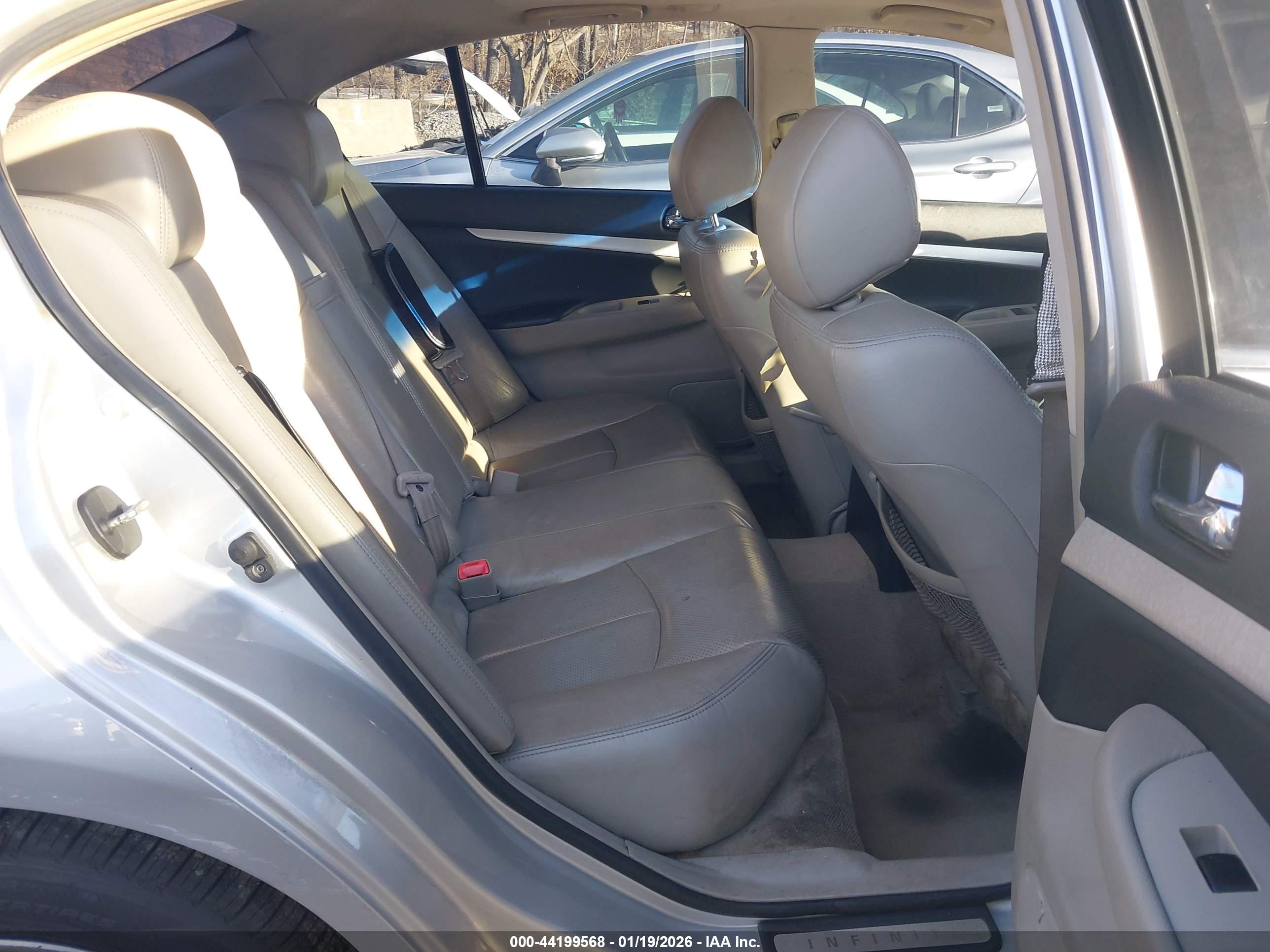 INFINITI G37 image 8