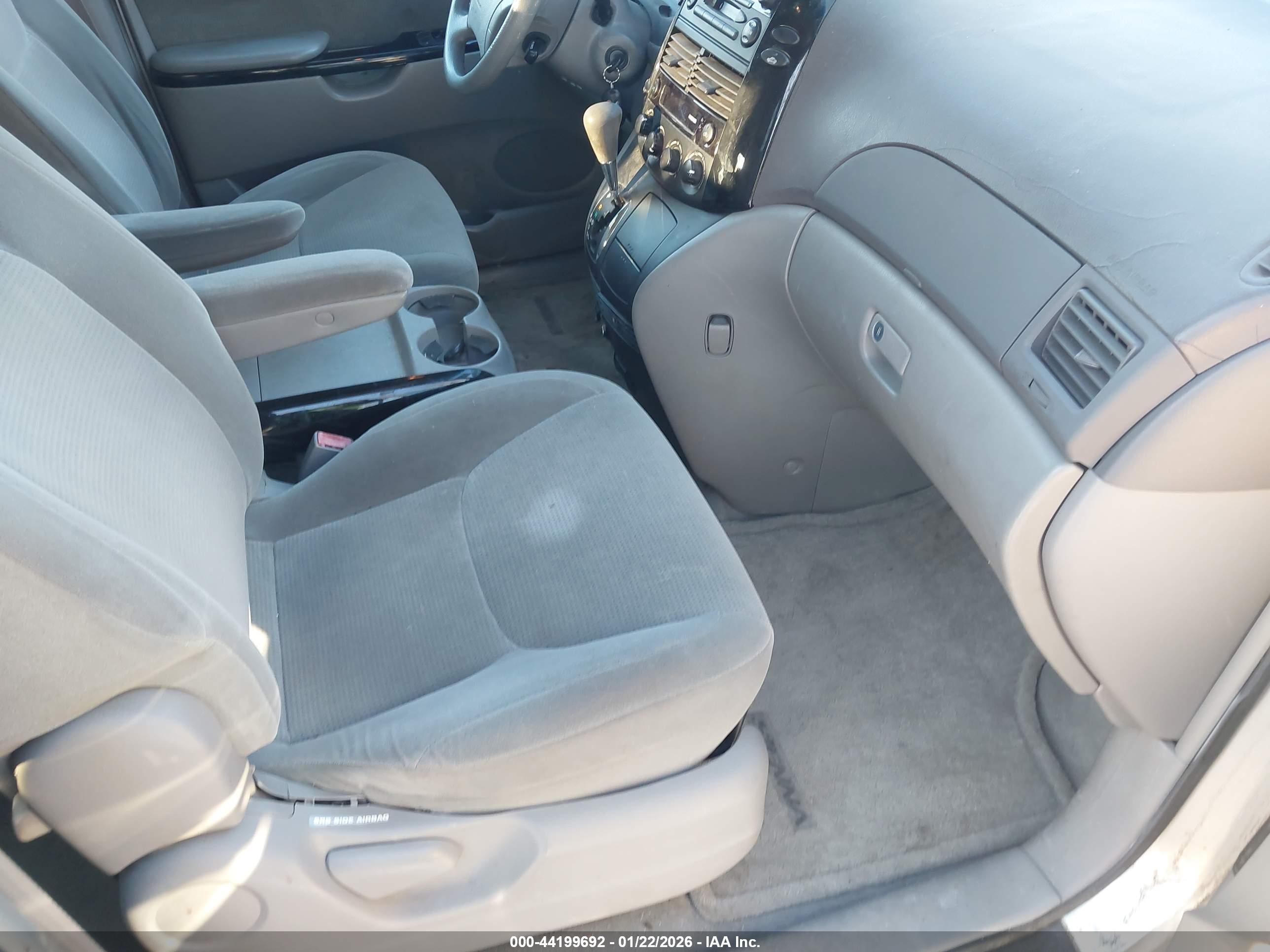 TOYOTA SIENNA image 5