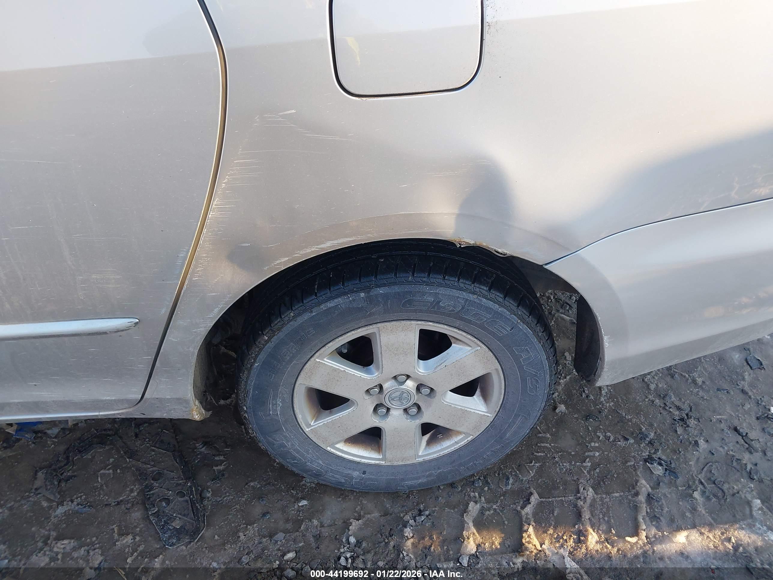 TOYOTA SIENNA image 6