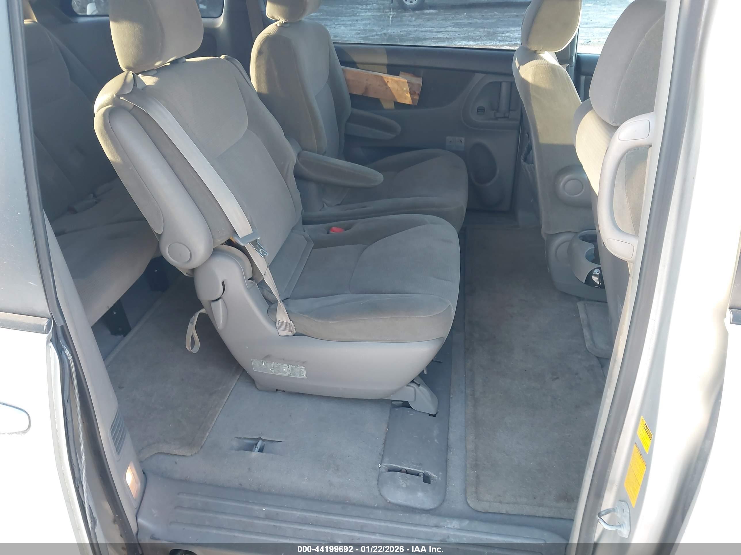 TOYOTA SIENNA image 8