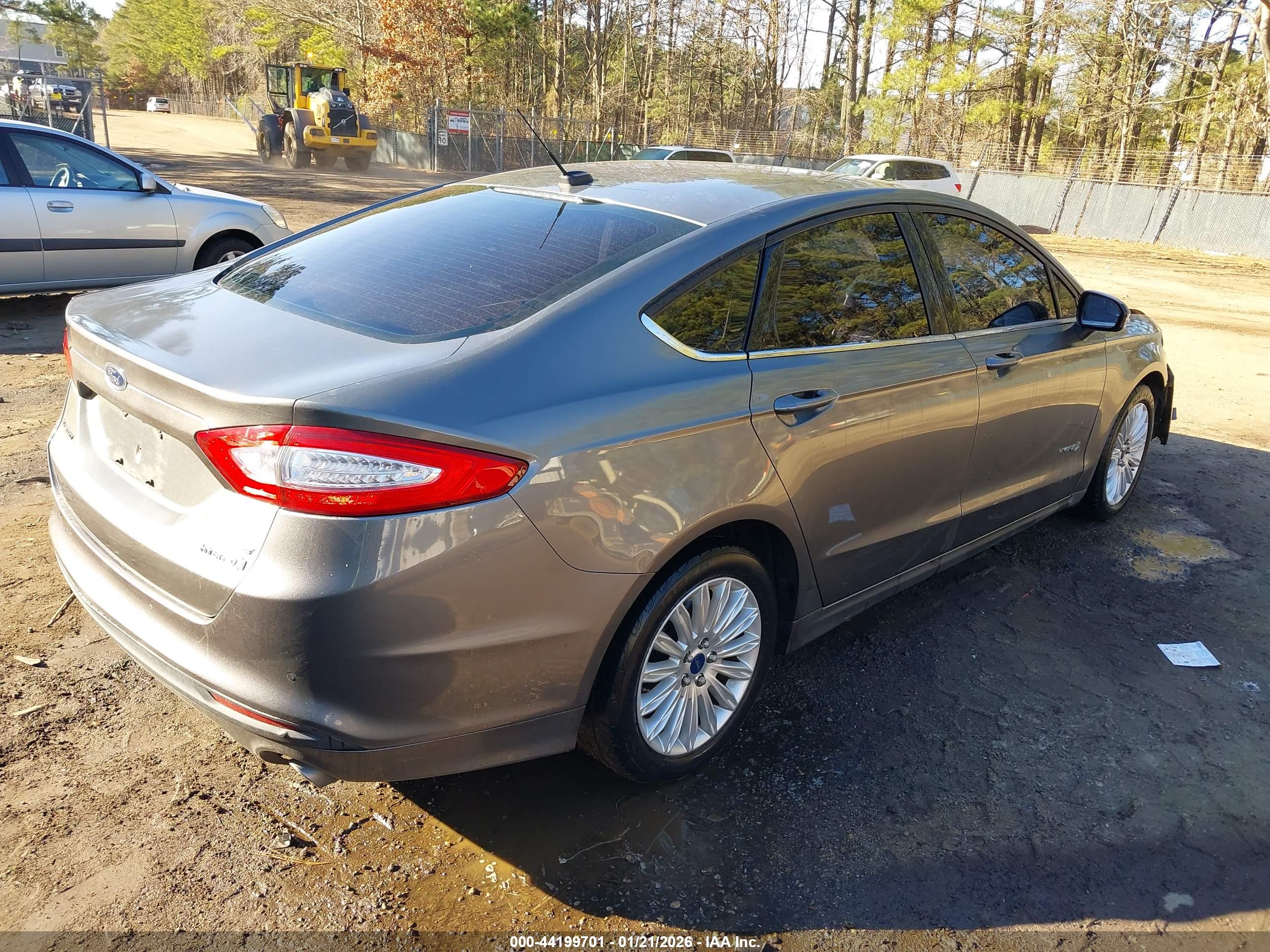FORD FUSION image 4