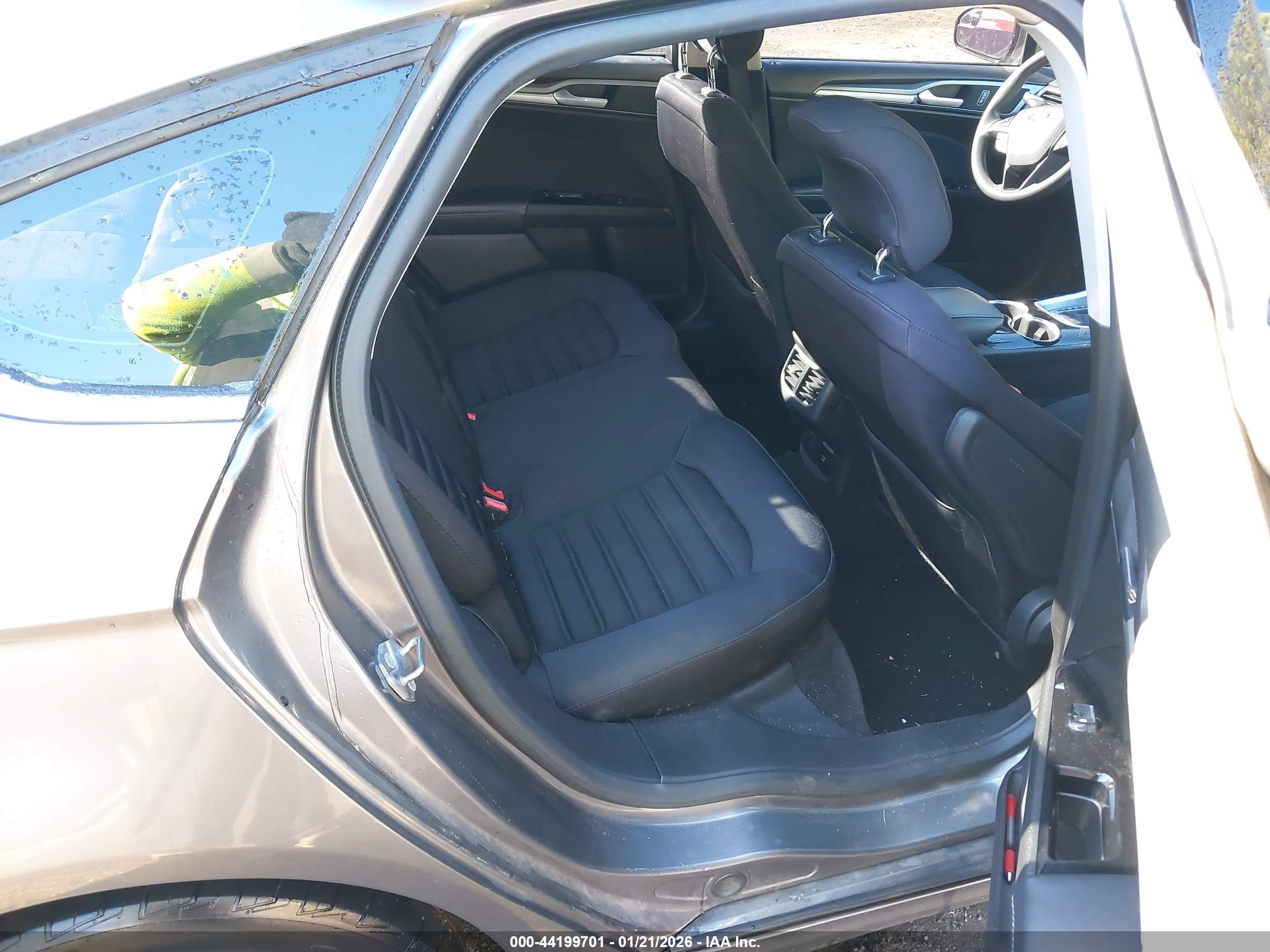 FORD FUSION image 8
