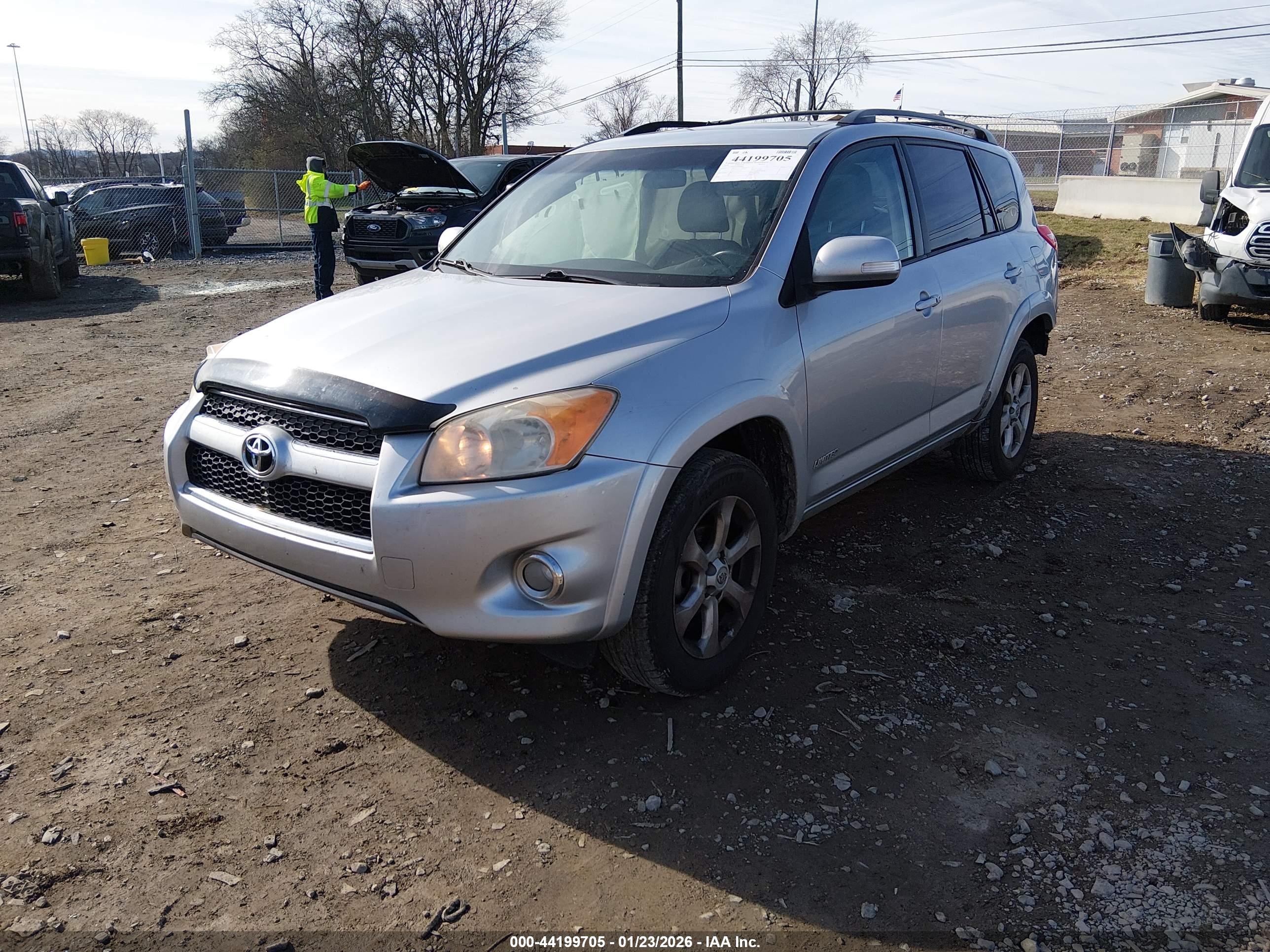 TOYOTA RAV4 image 2