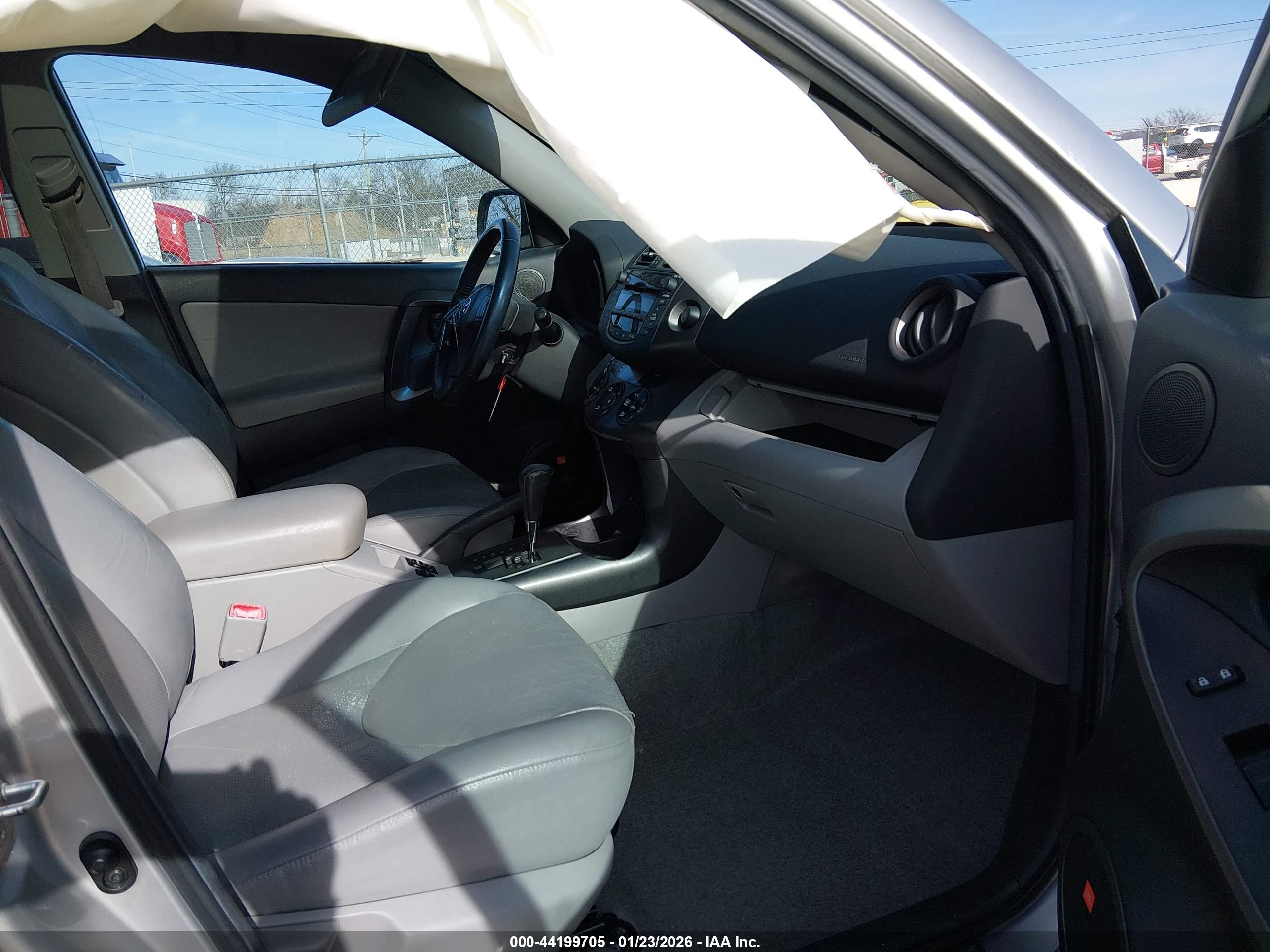 TOYOTA RAV4 image 5