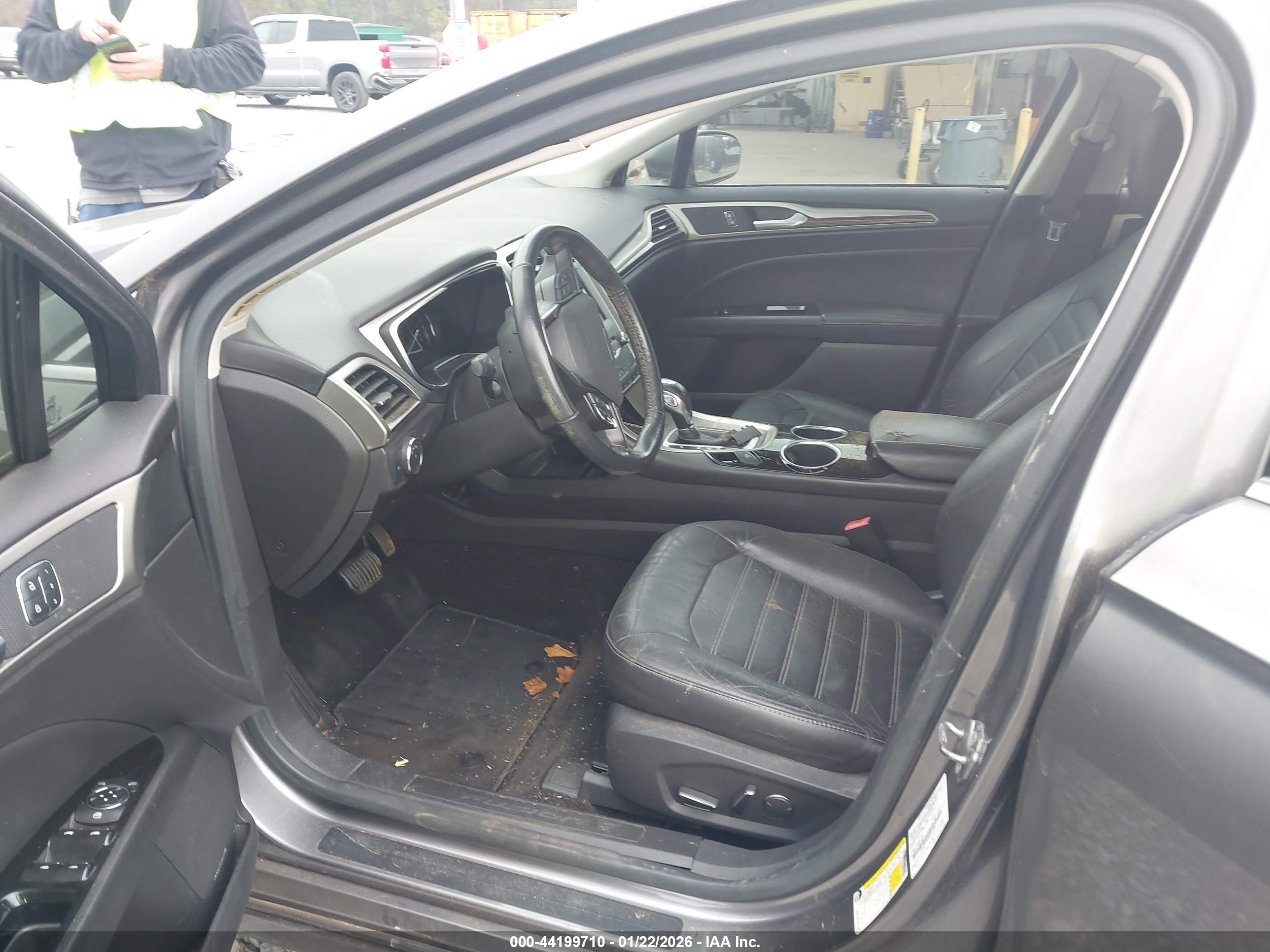 FORD FUSION image 5