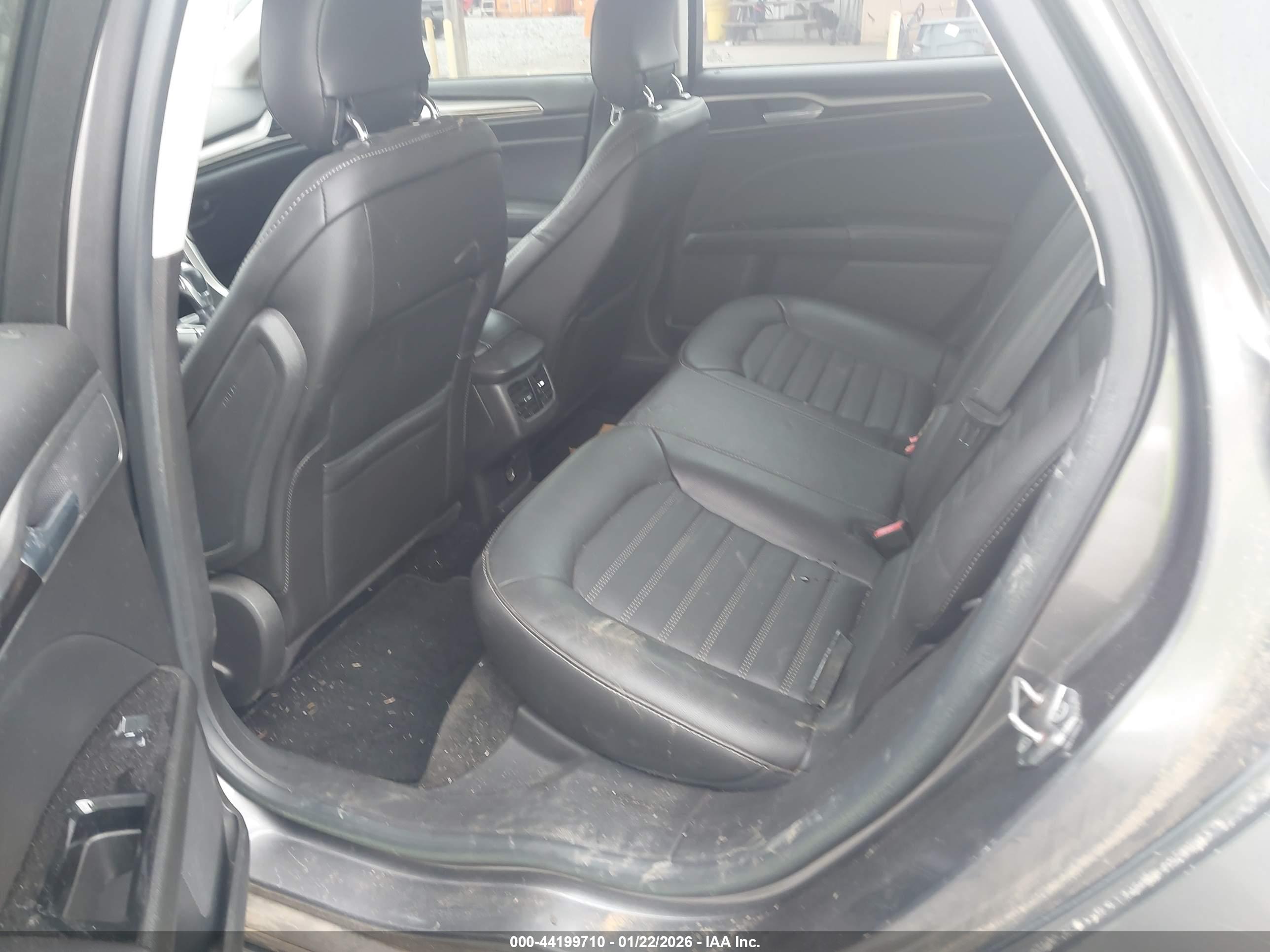 FORD FUSION image 8