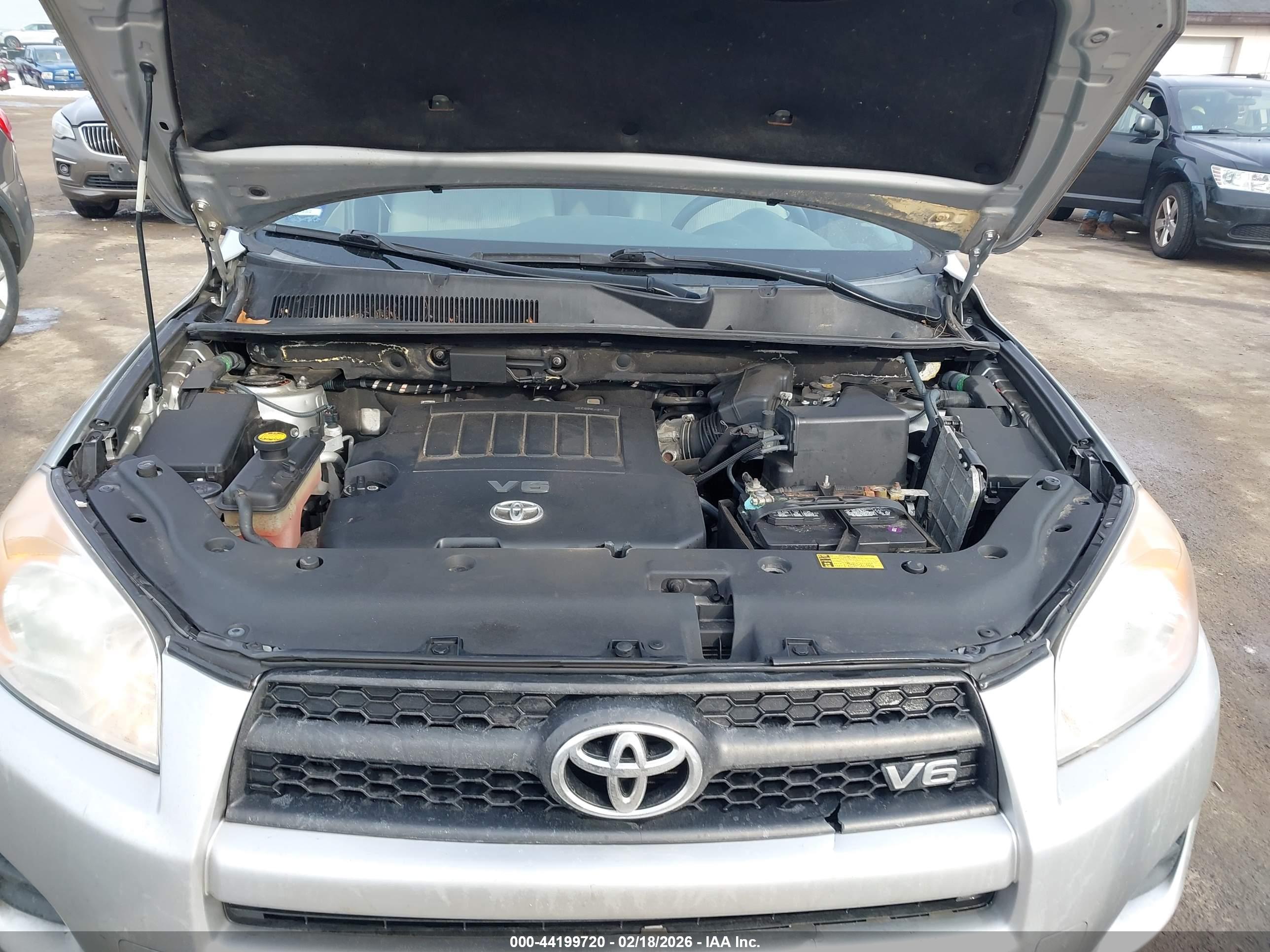 TOYOTA RAV4 image 10