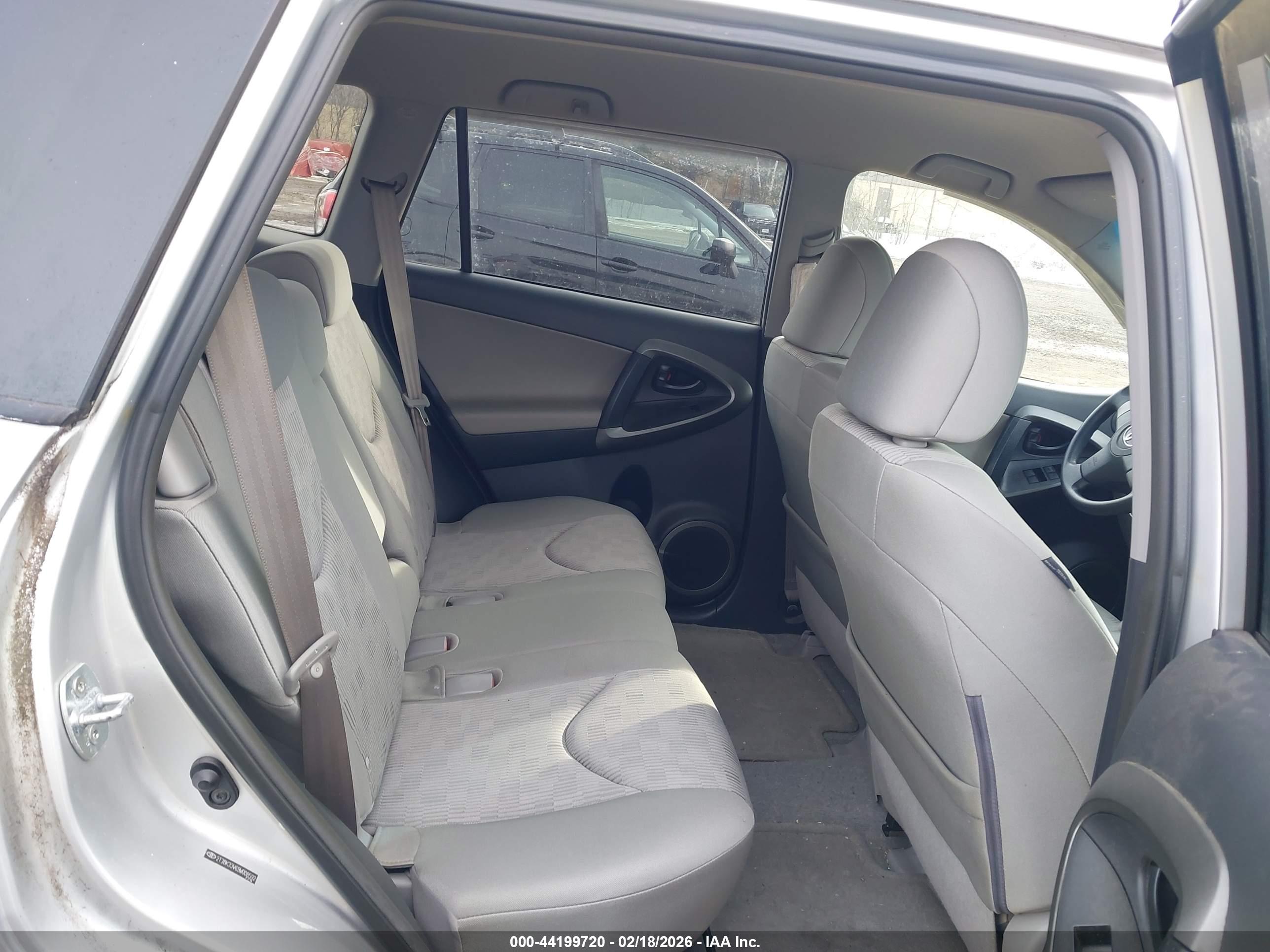 TOYOTA RAV4 image 8
