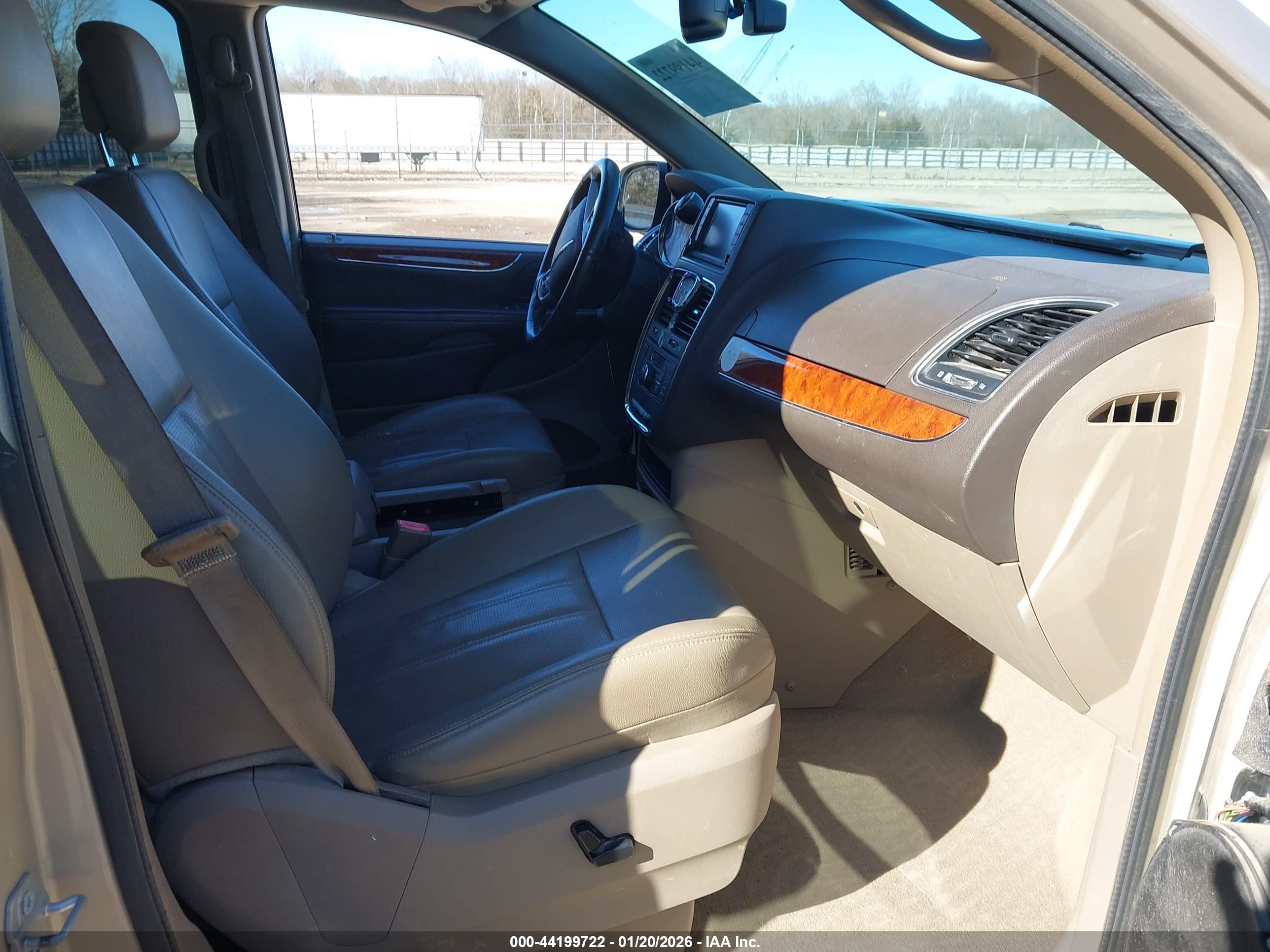 CHRYSLER TOWN image 5