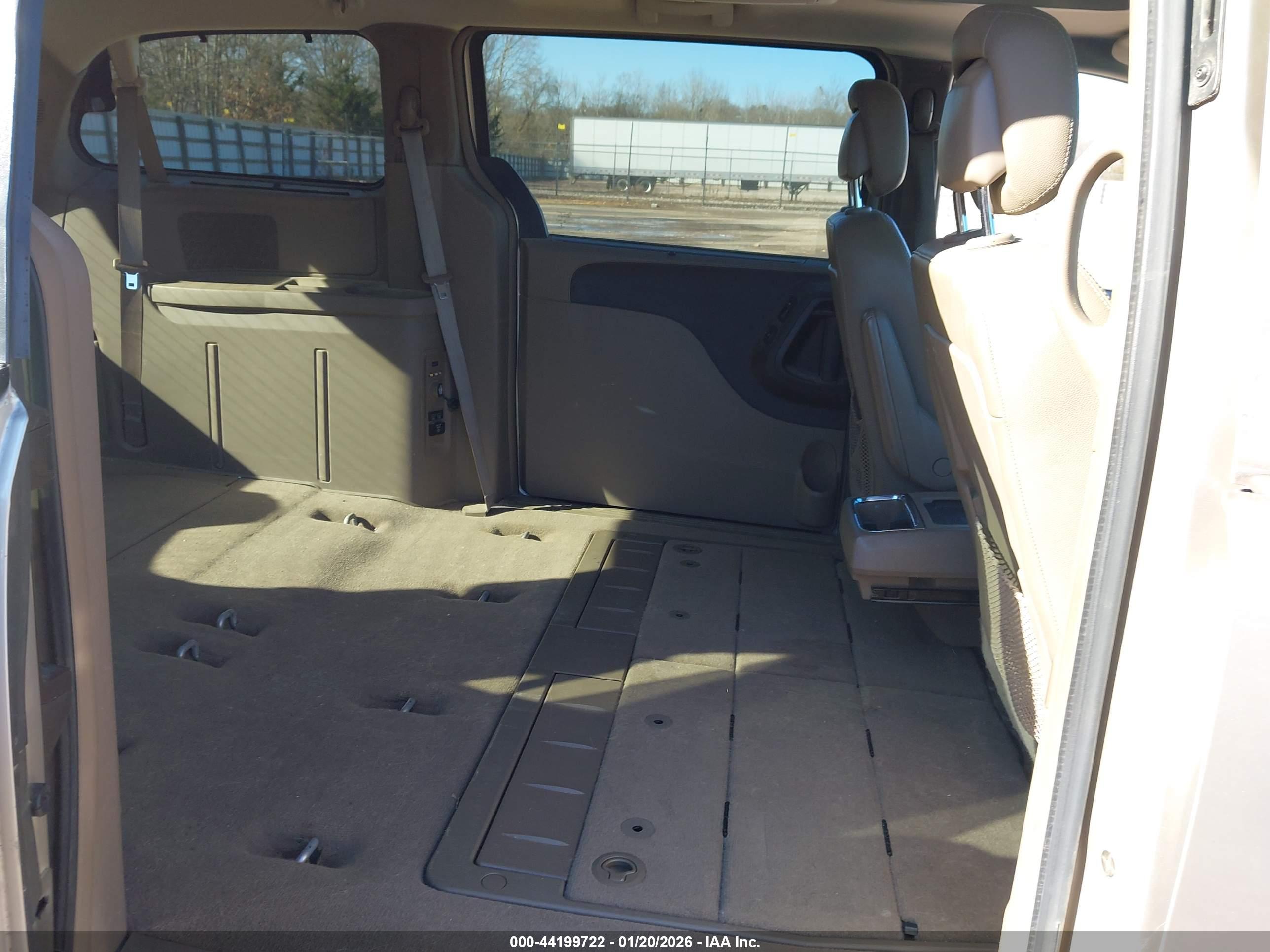 CHRYSLER TOWN image 8