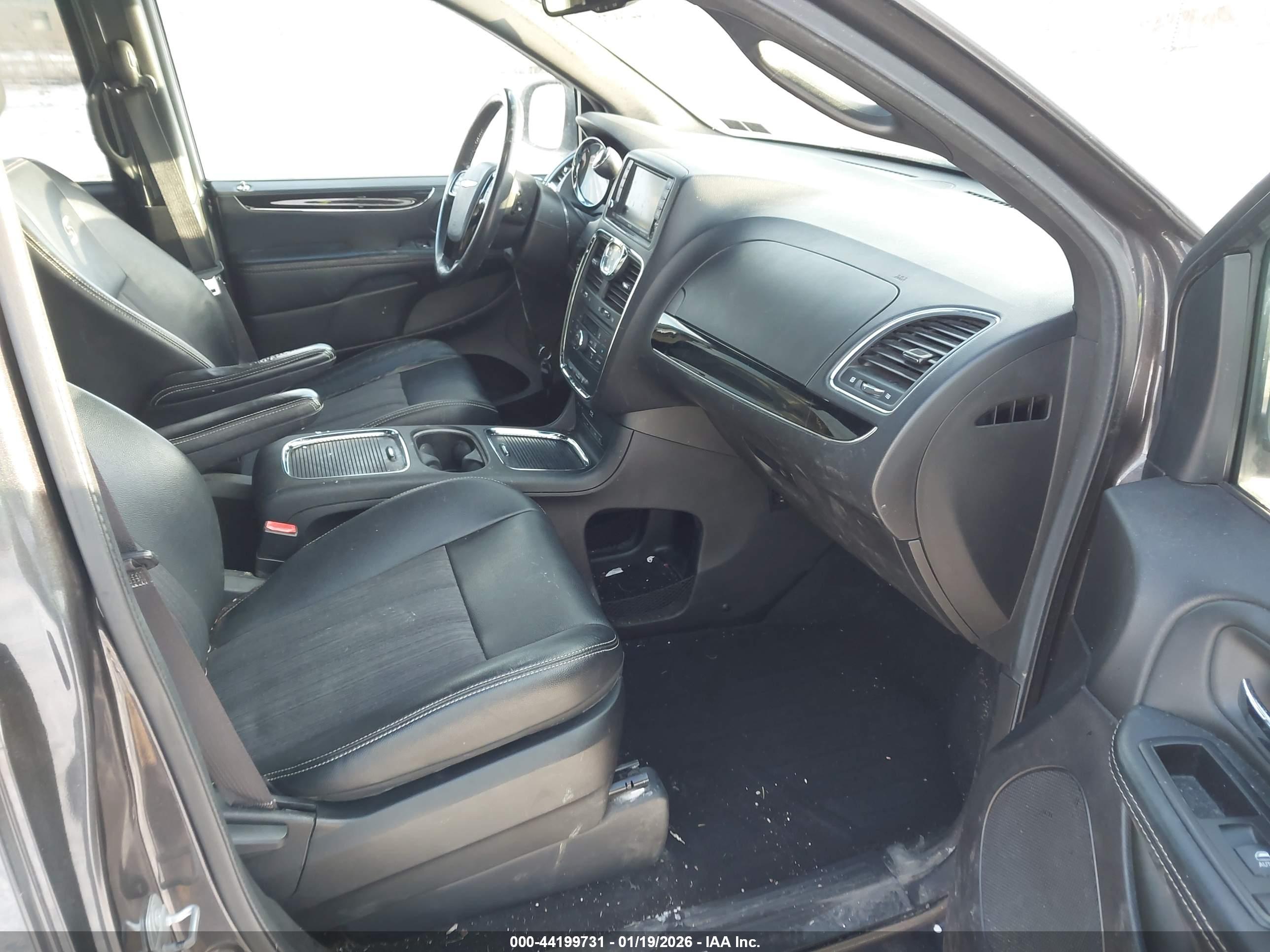 CHRYSLER TOWN image 5