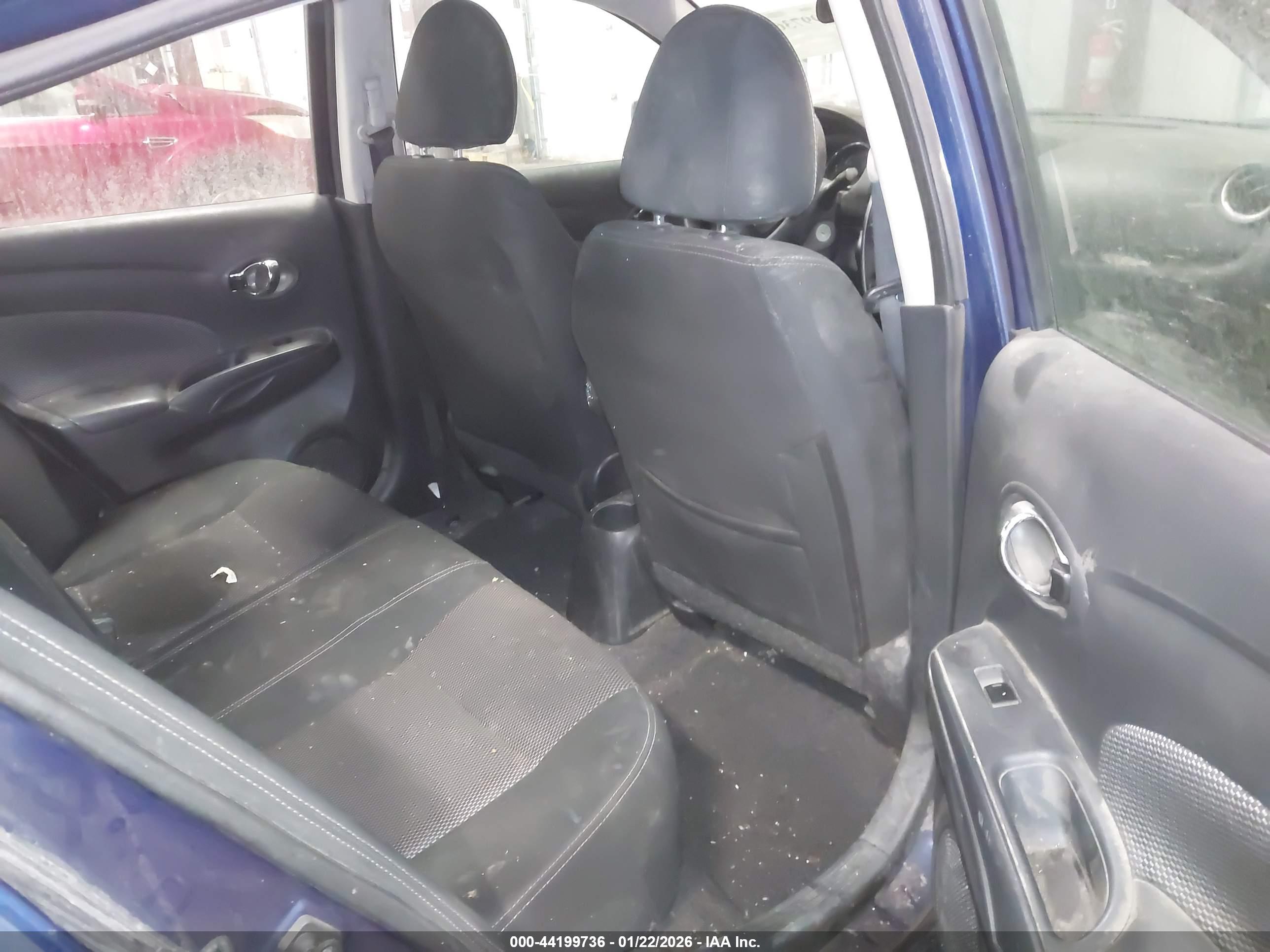 NISSAN VERSA image 8