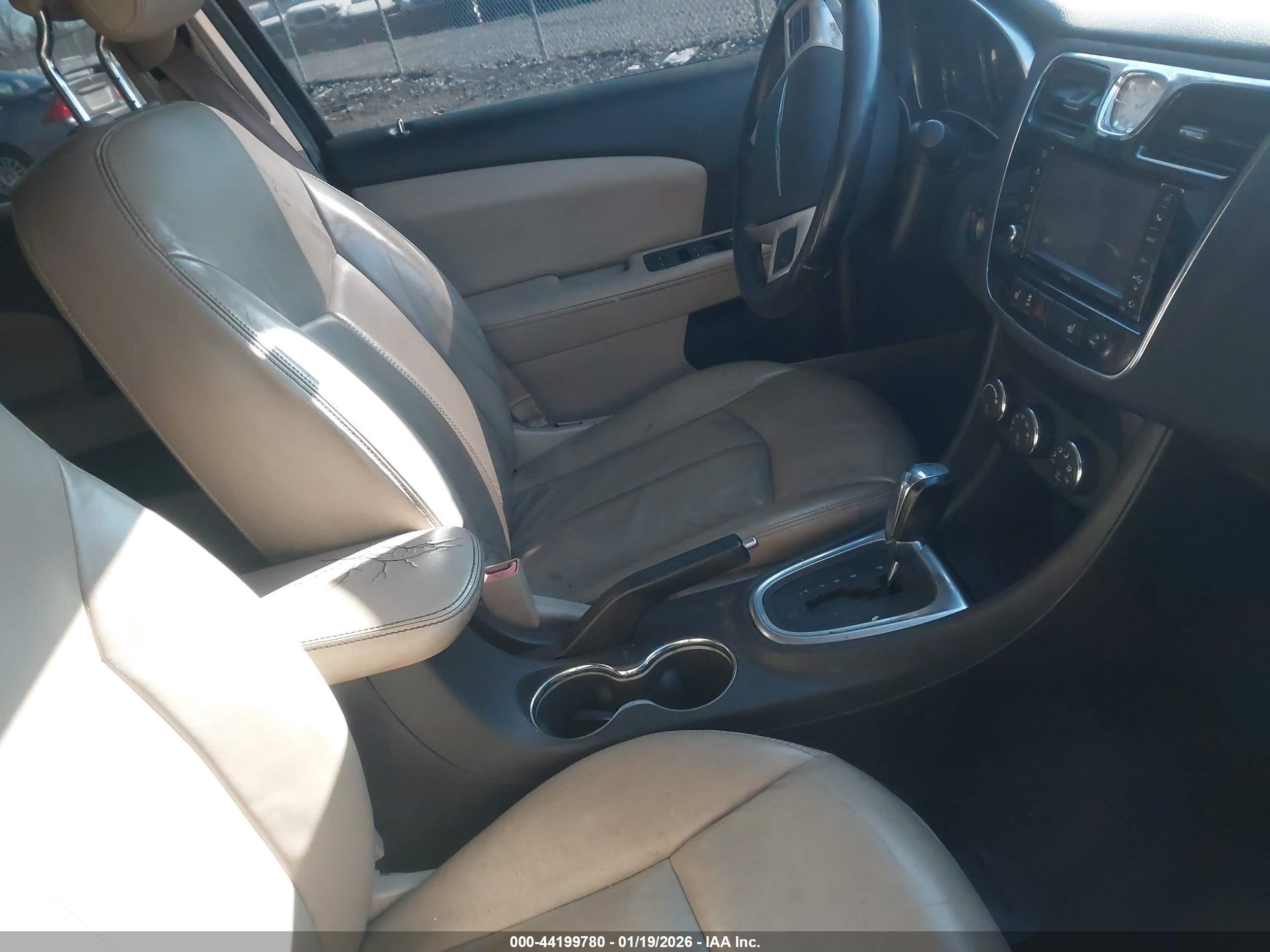 CHRYSLER 200 image 5