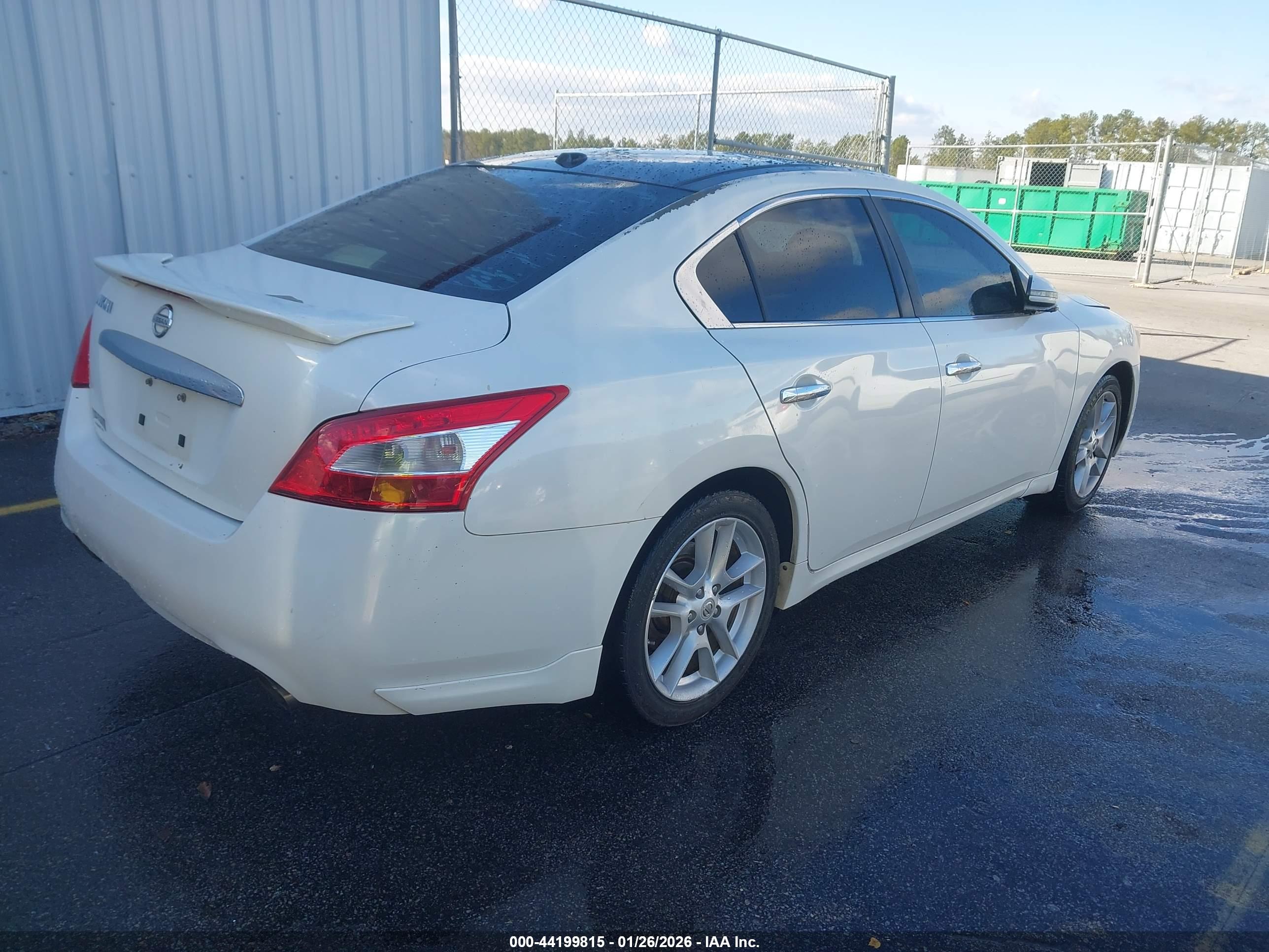NISSAN MAXIMA image 4