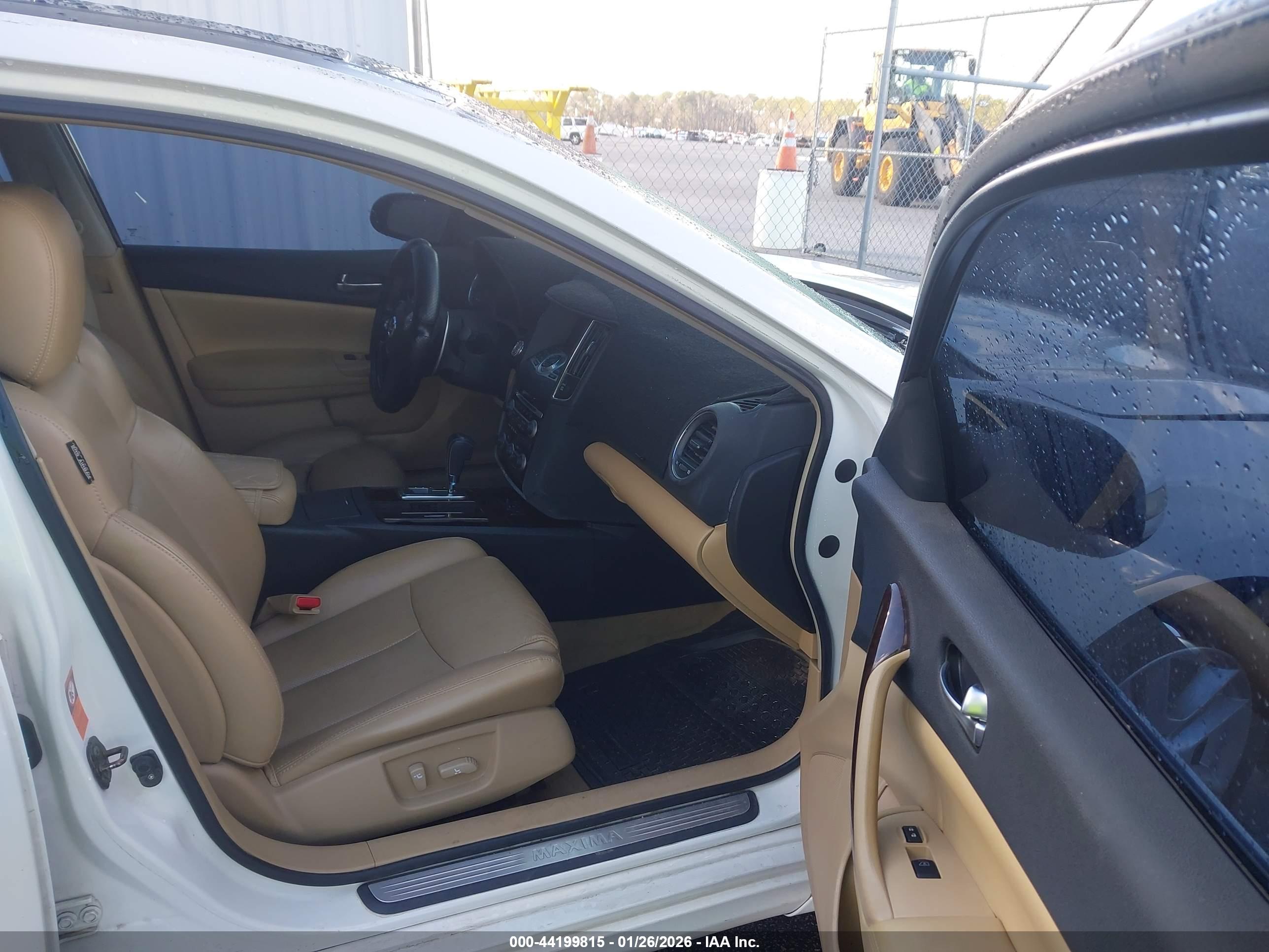 NISSAN MAXIMA image 5