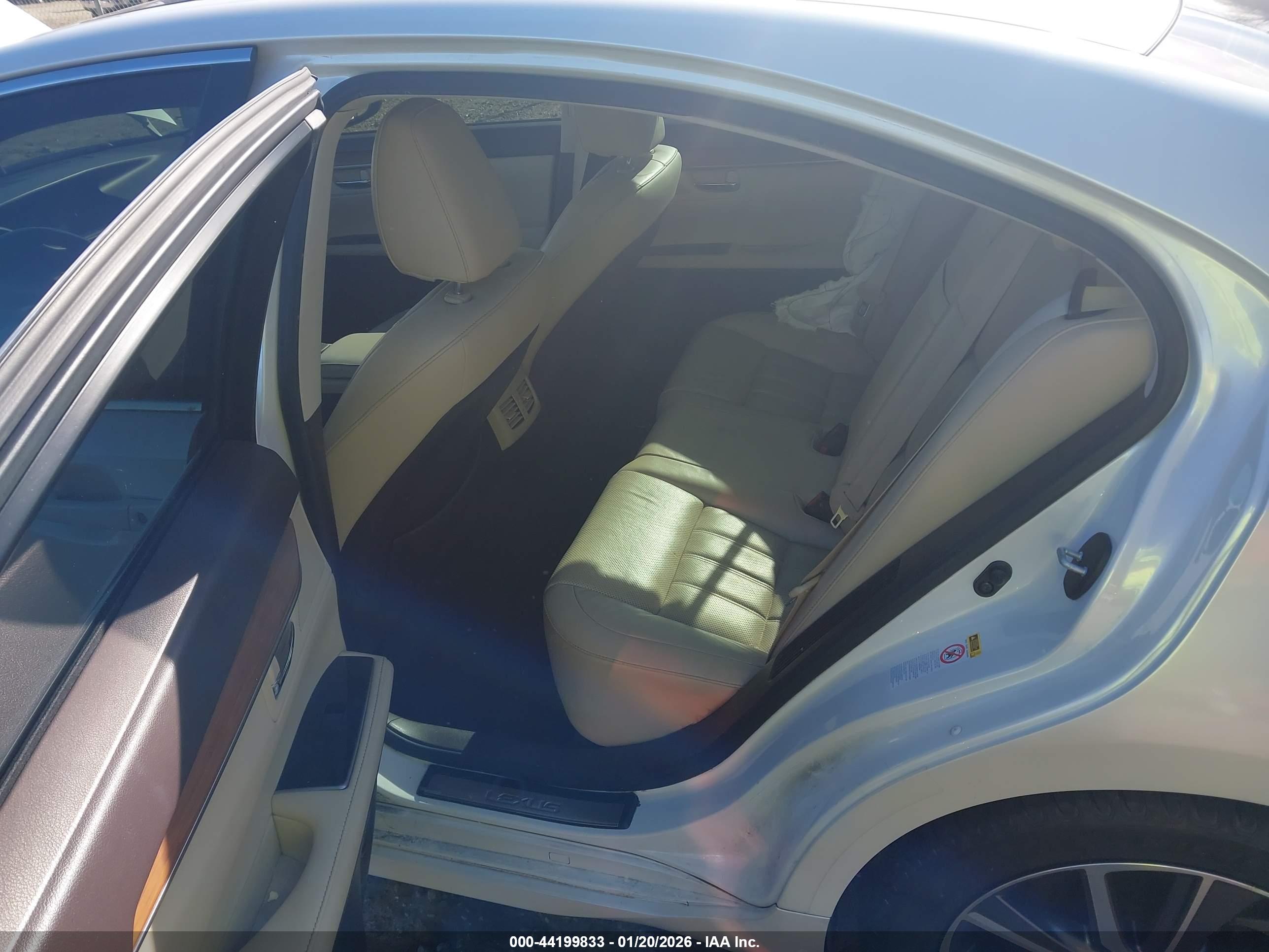 LEXUS ES image 8