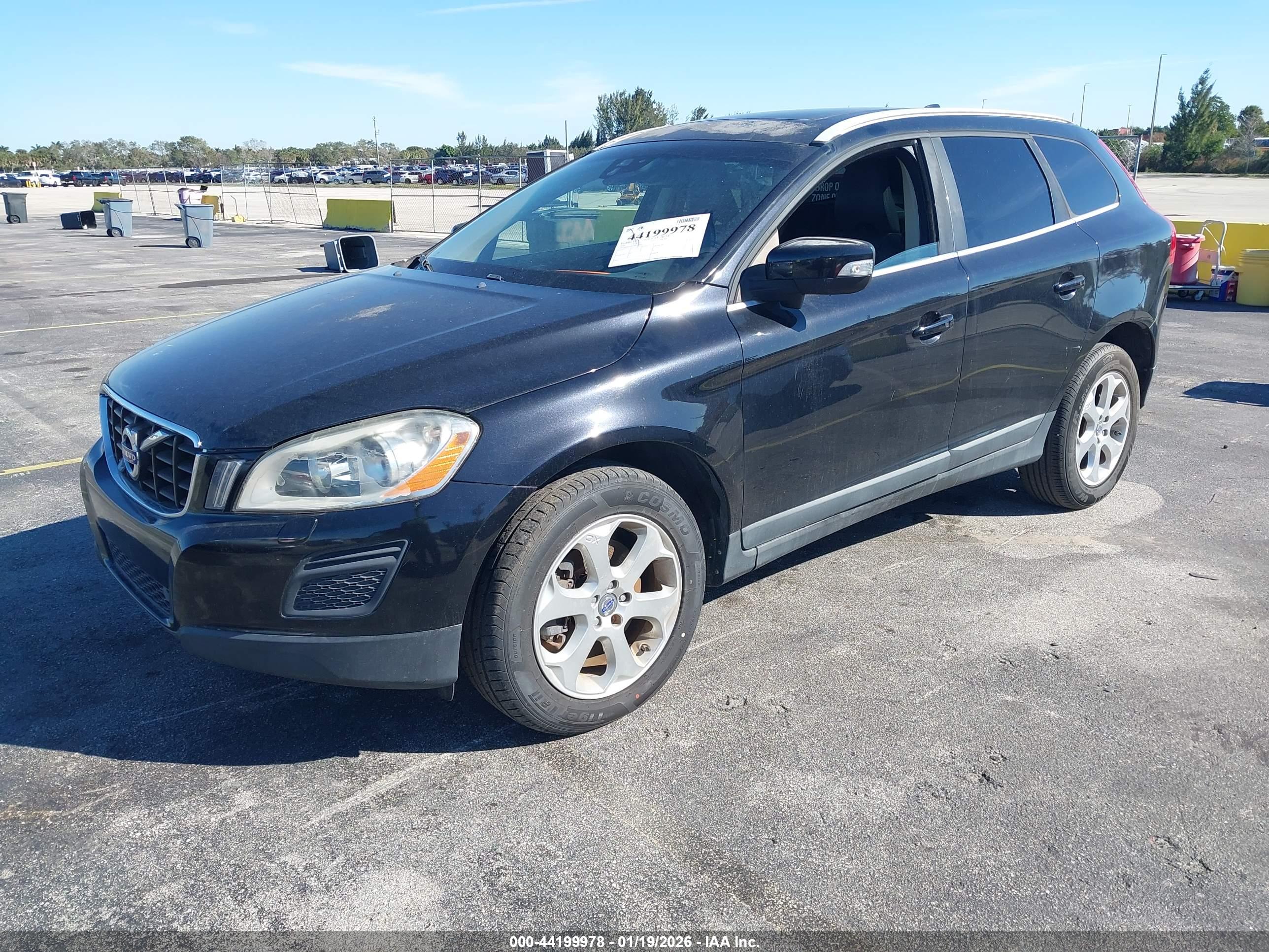 VOLVO XC60 image 2