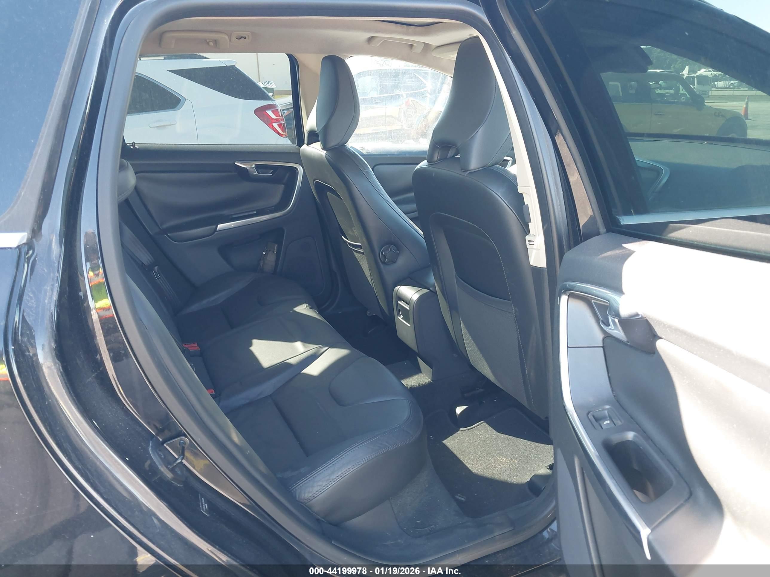 VOLVO XC60 image 8