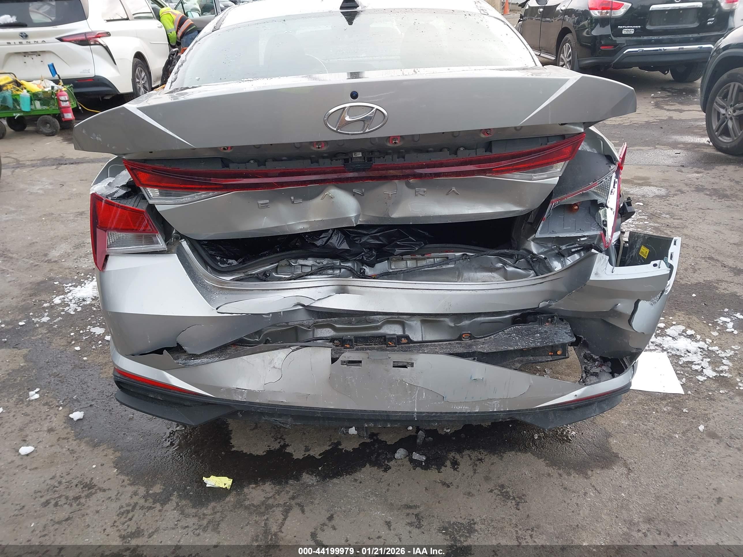 HYUNDAI ELANTRA image 6