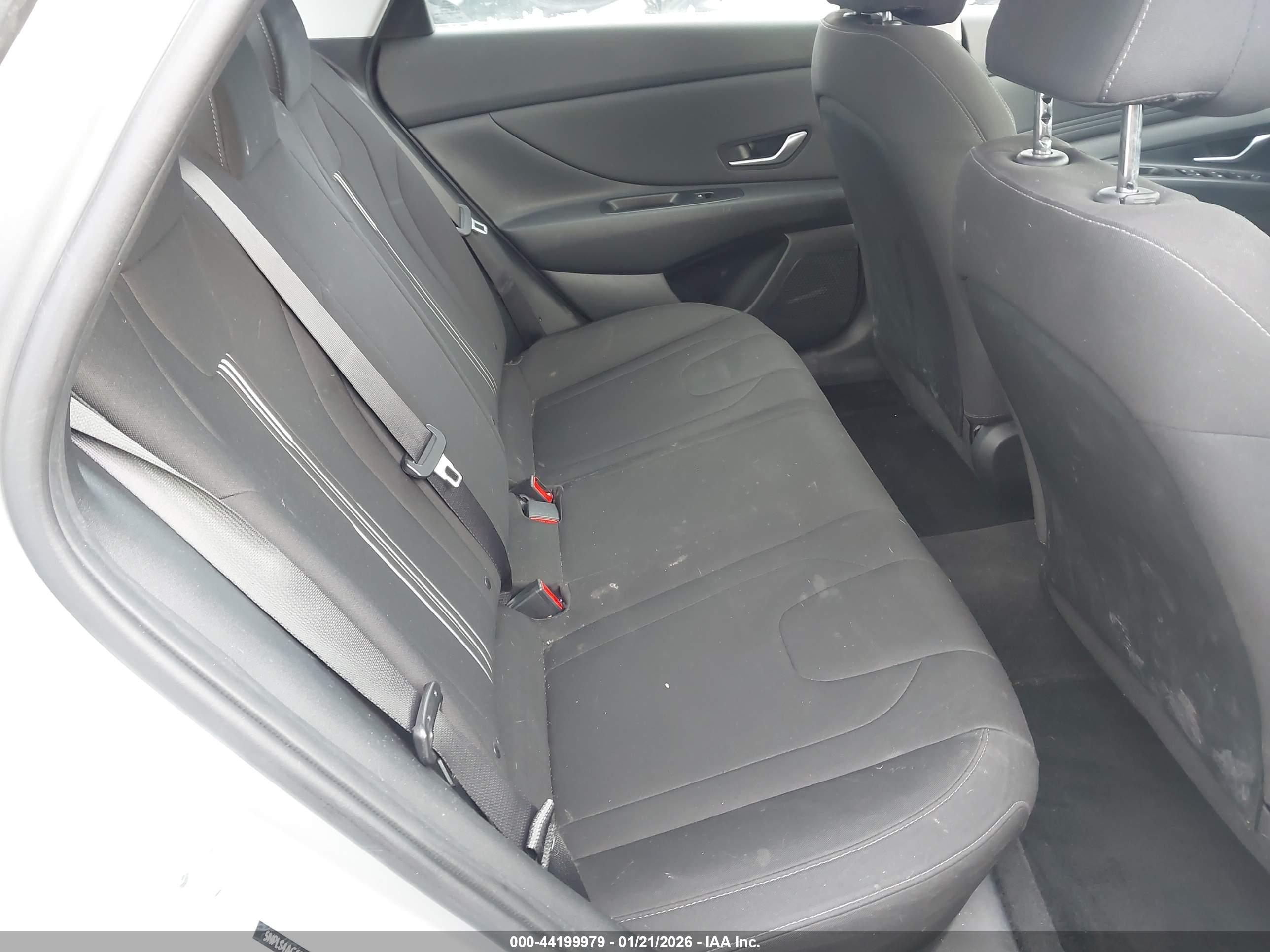 HYUNDAI ELANTRA image 8