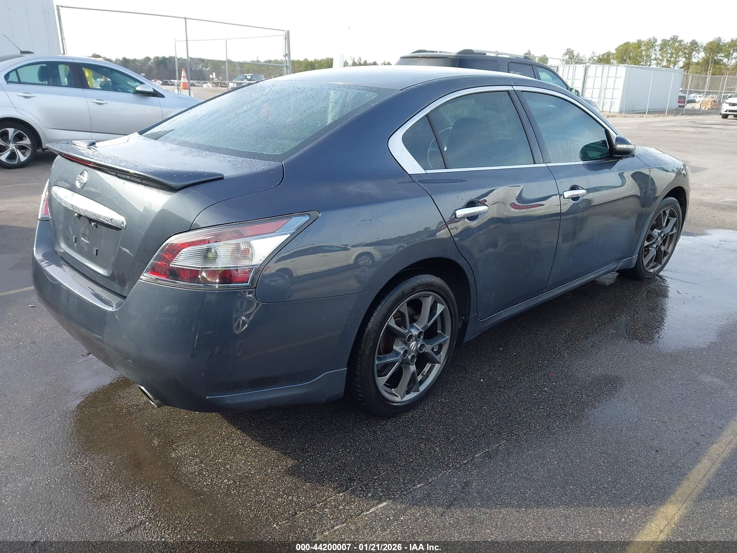 NISSAN MAXIMA image 4