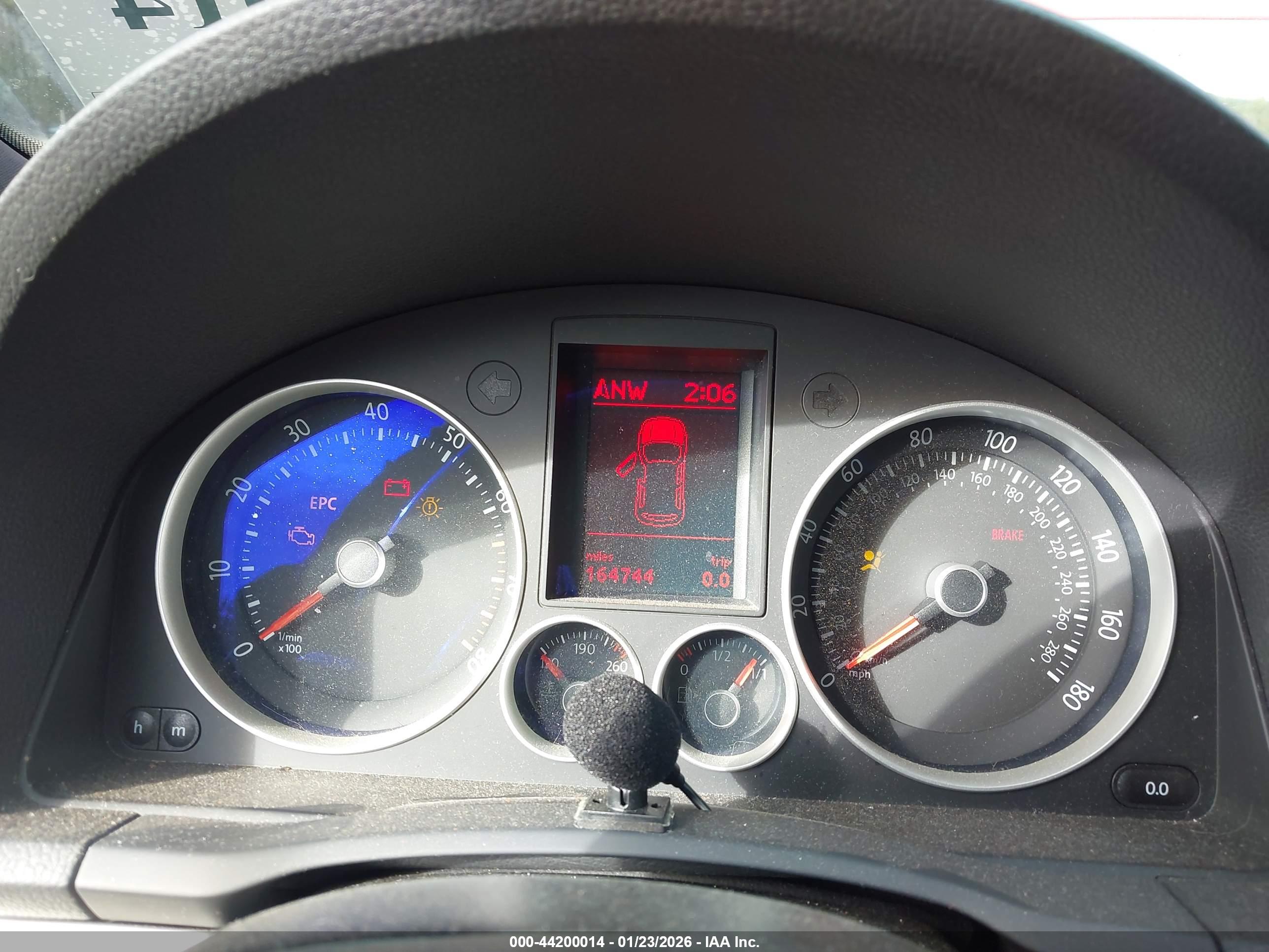 VOLKSWAGEN GTI image 7