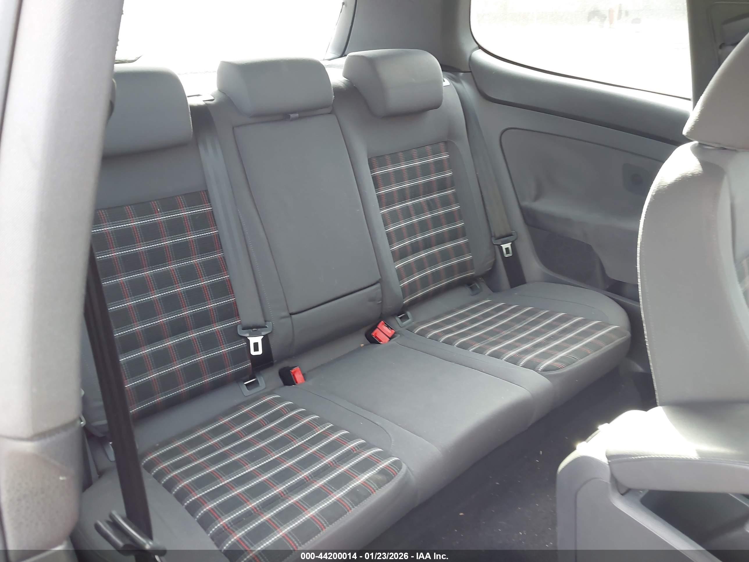 VOLKSWAGEN GTI image 8
