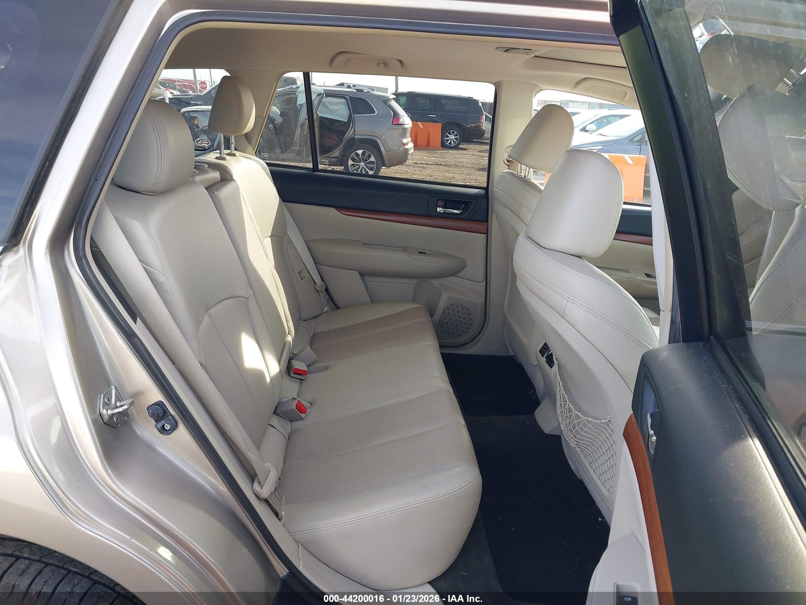 SUBARU OUTBACK image 8