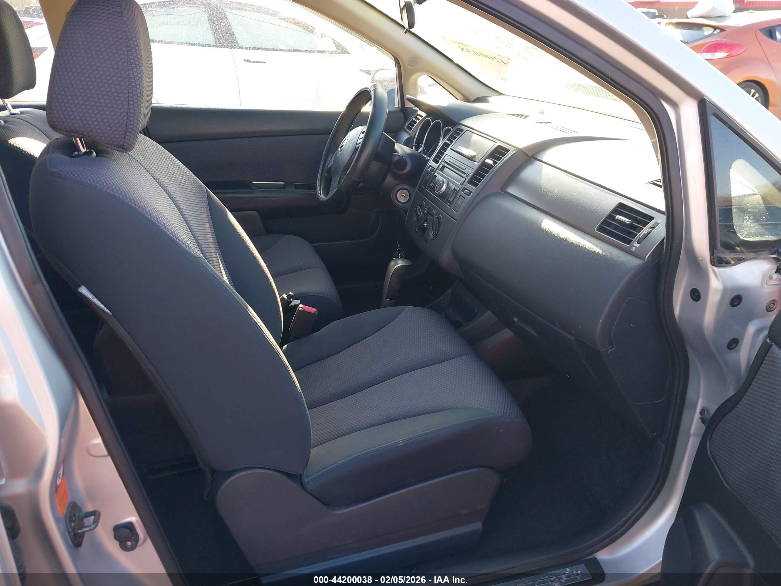 NISSAN VERSA image 5