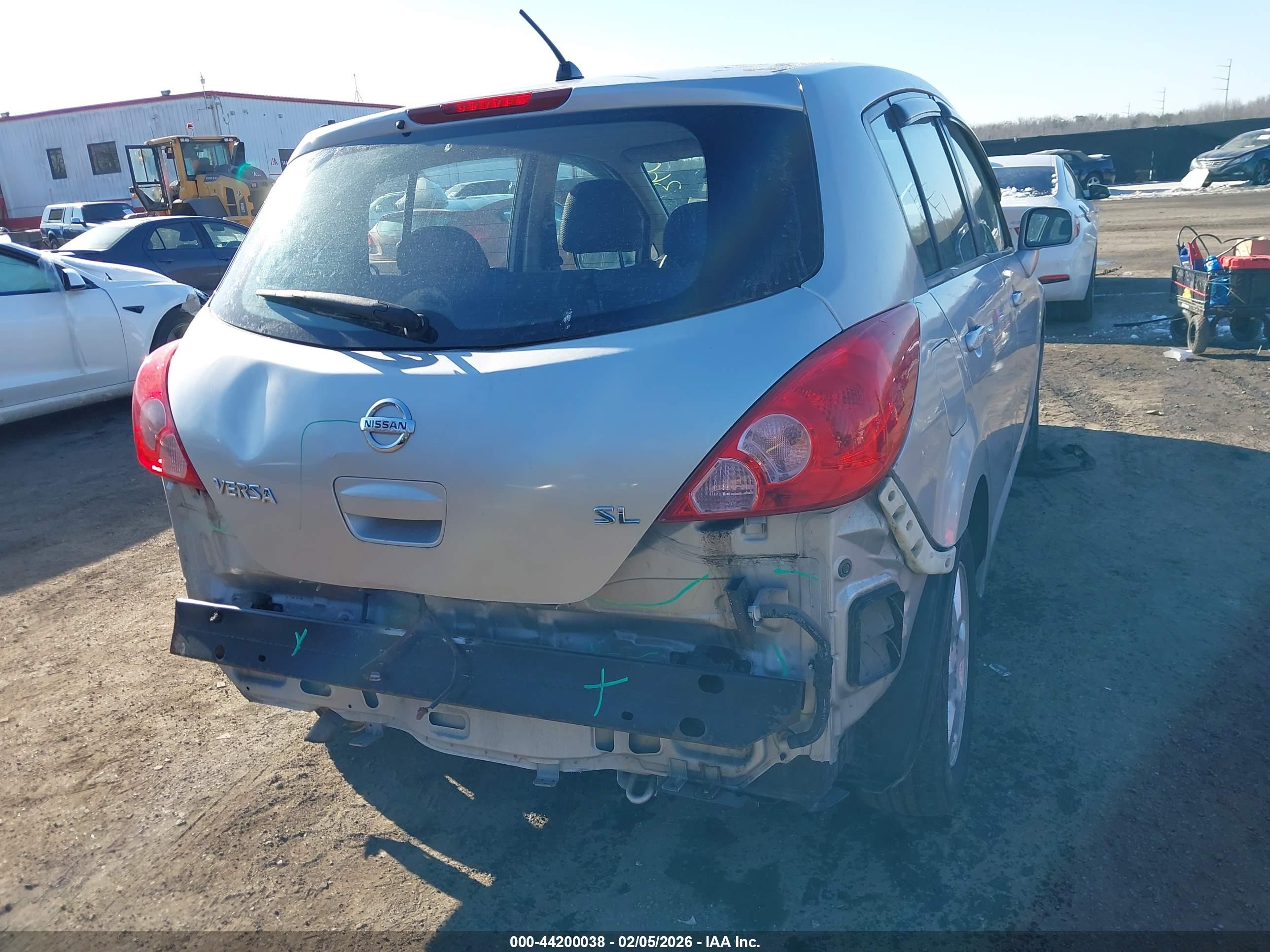 NISSAN VERSA image 6