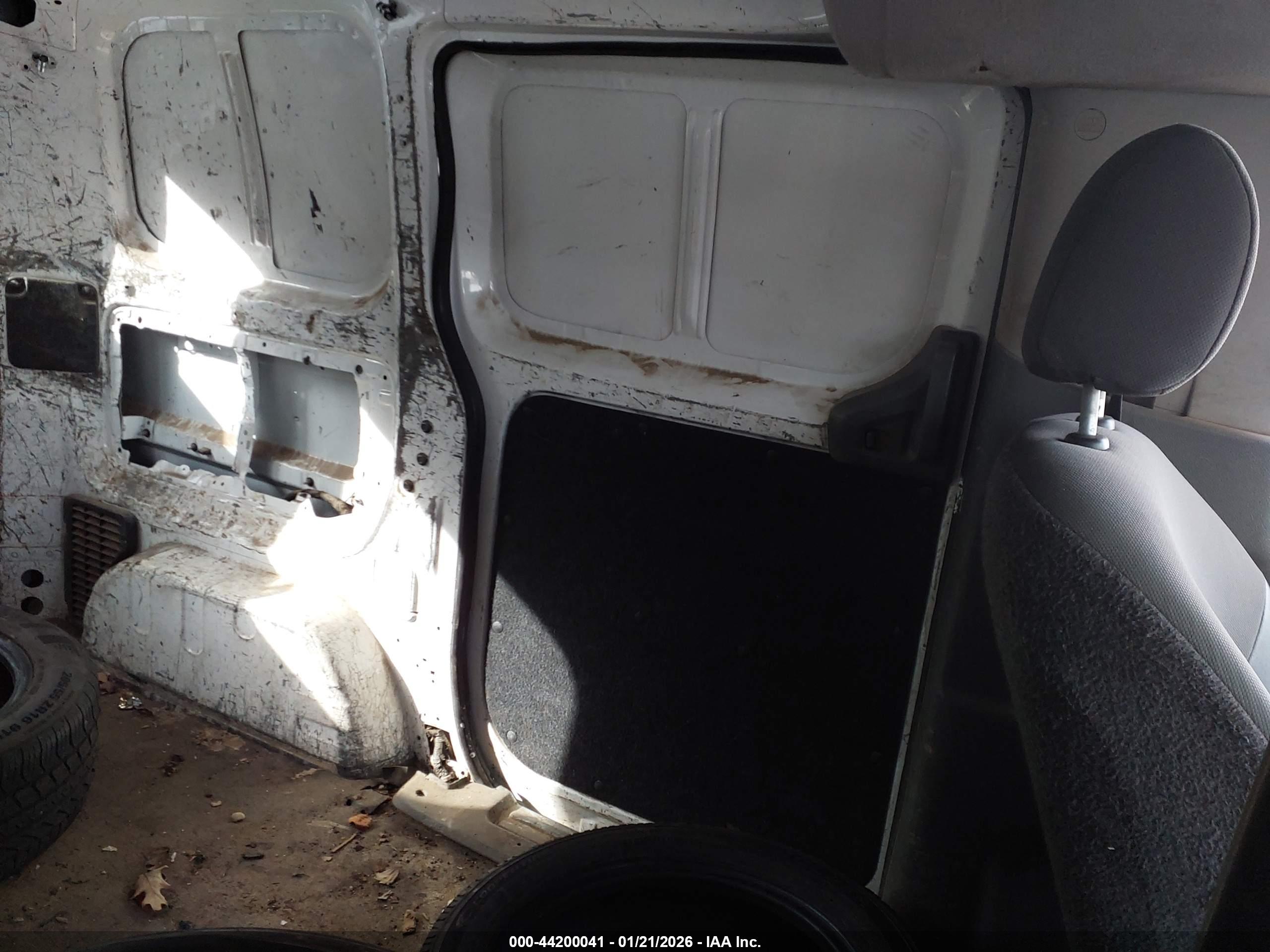 NISSAN NV200 image 8