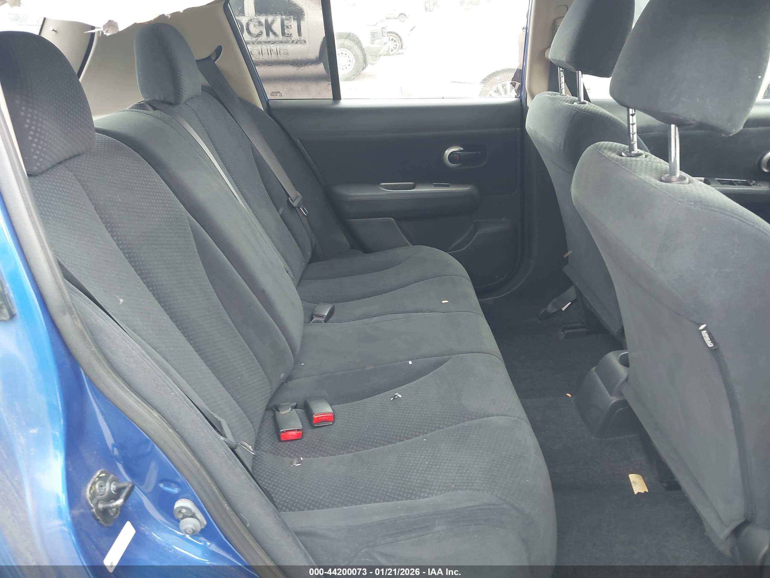 NISSAN VERSA image 8