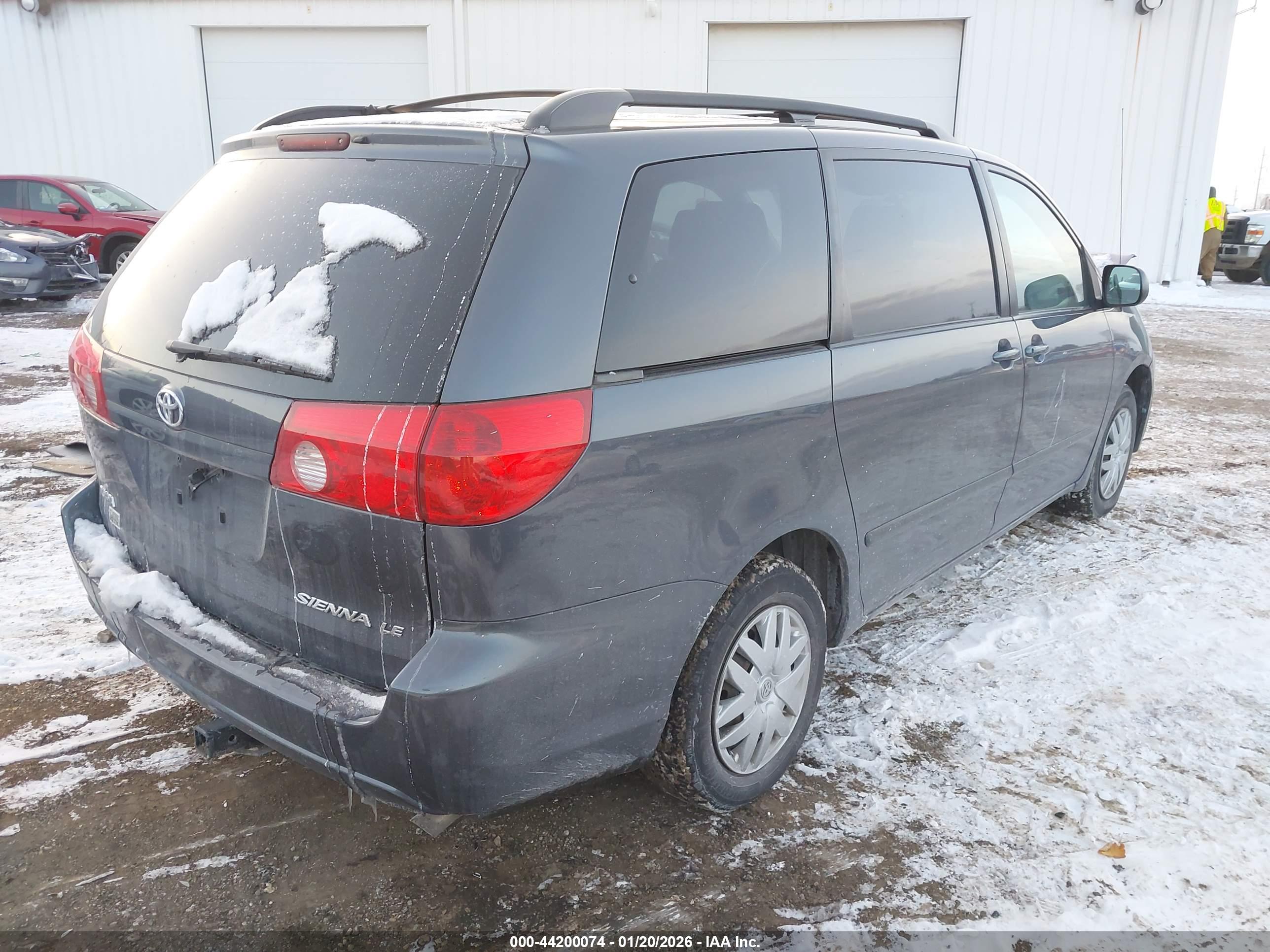 TOYOTA SIENNA image 4
