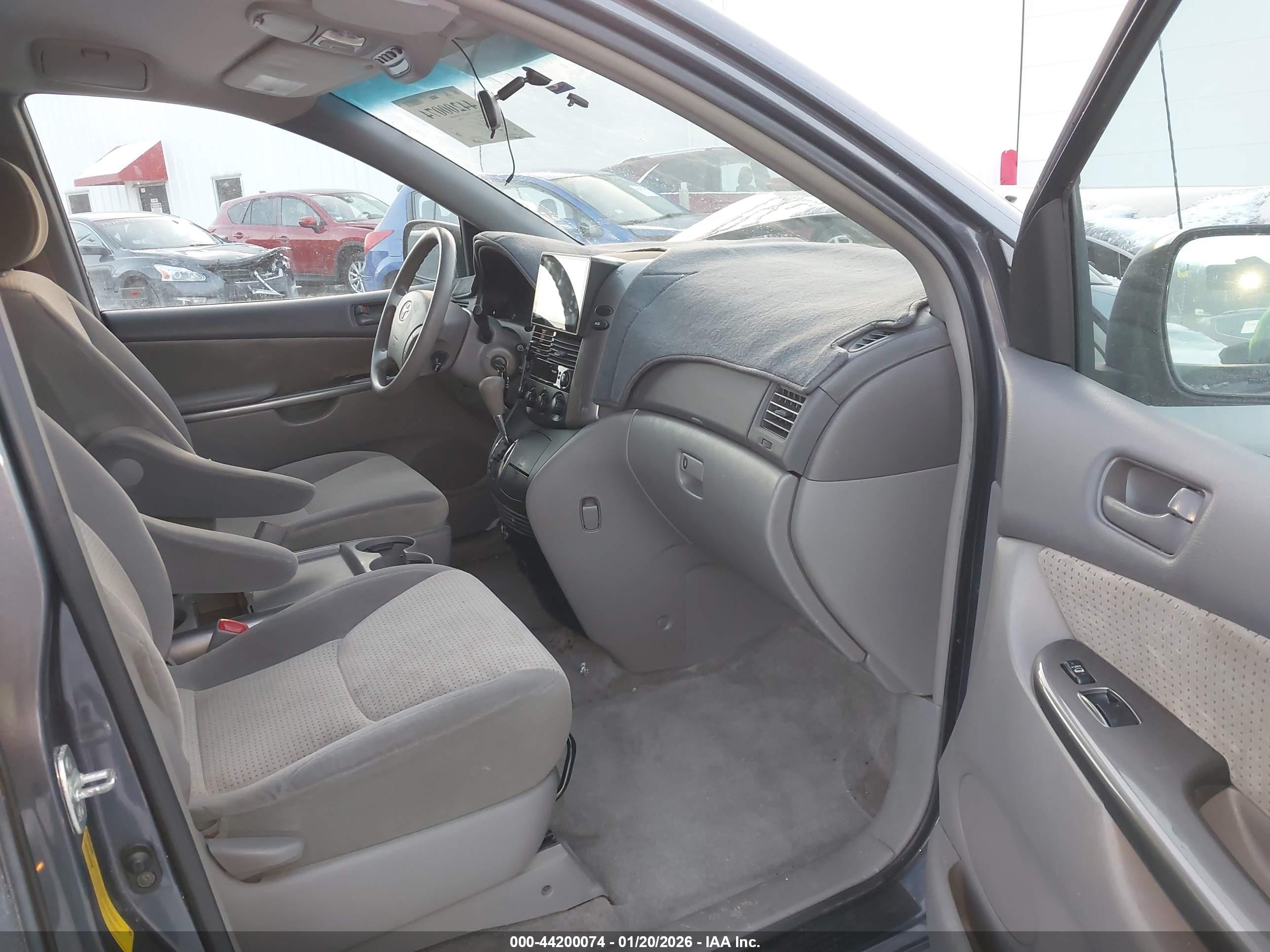 TOYOTA SIENNA image 5