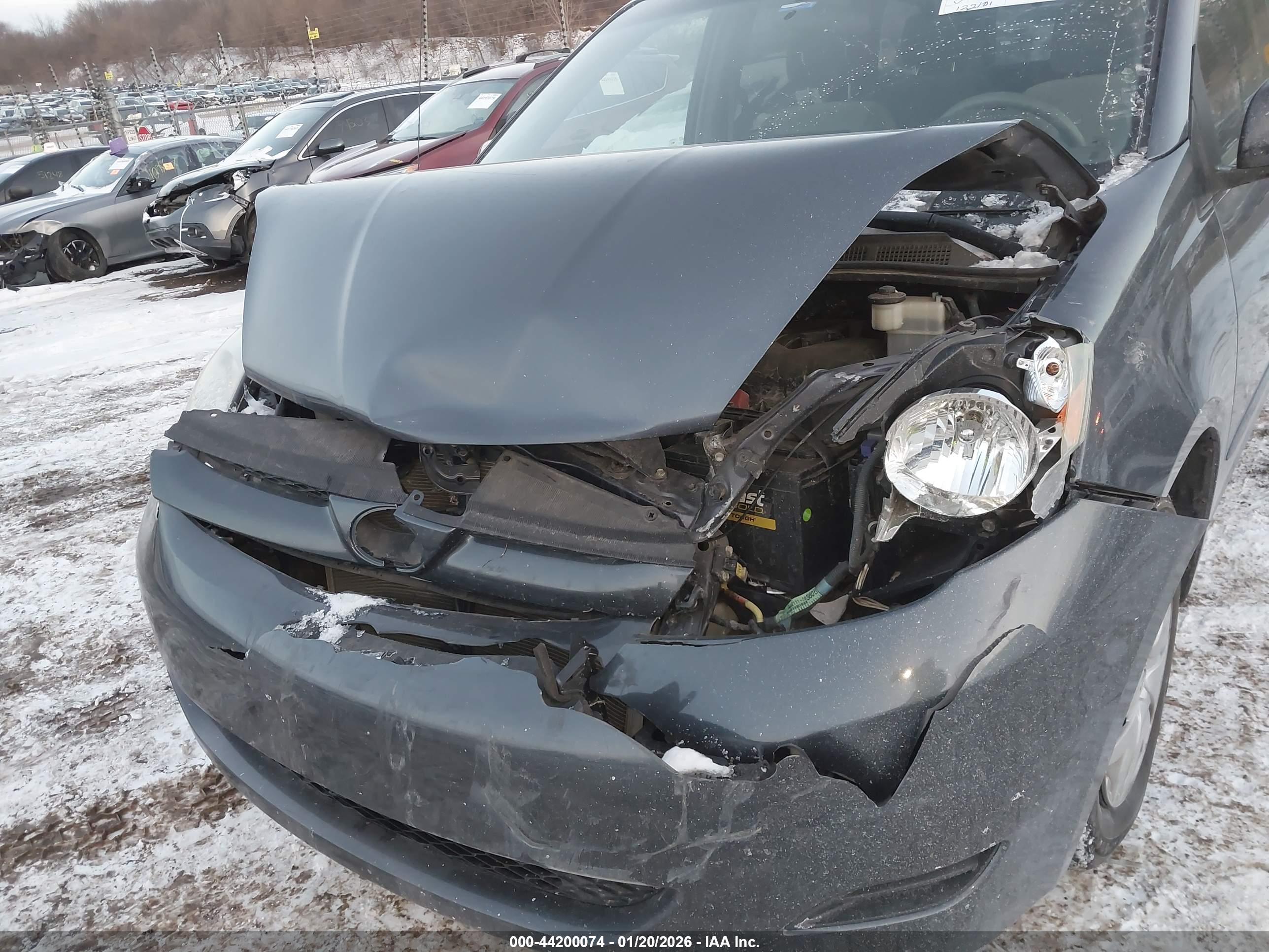 TOYOTA SIENNA image 6