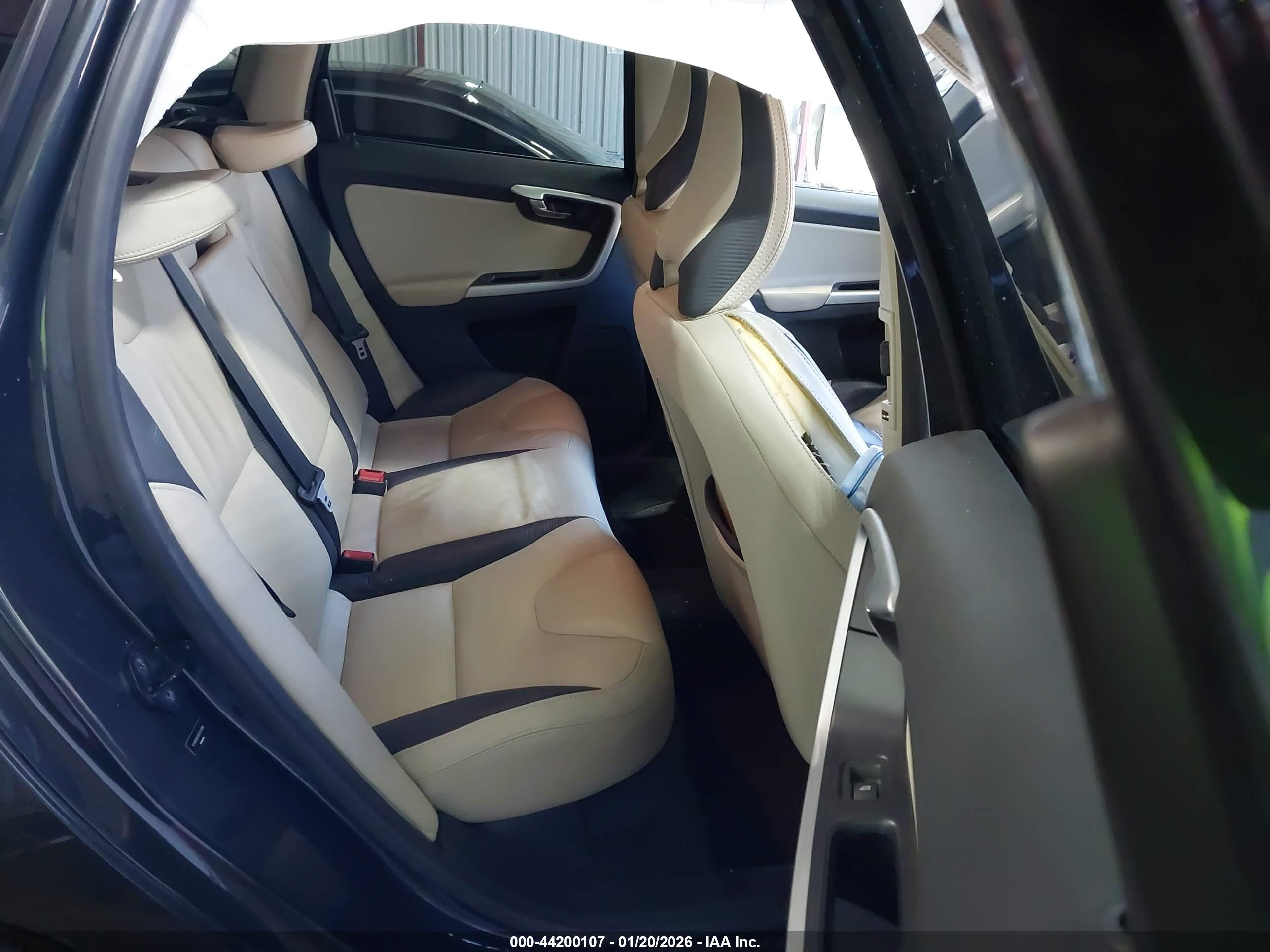 VOLVO XC60 image 8