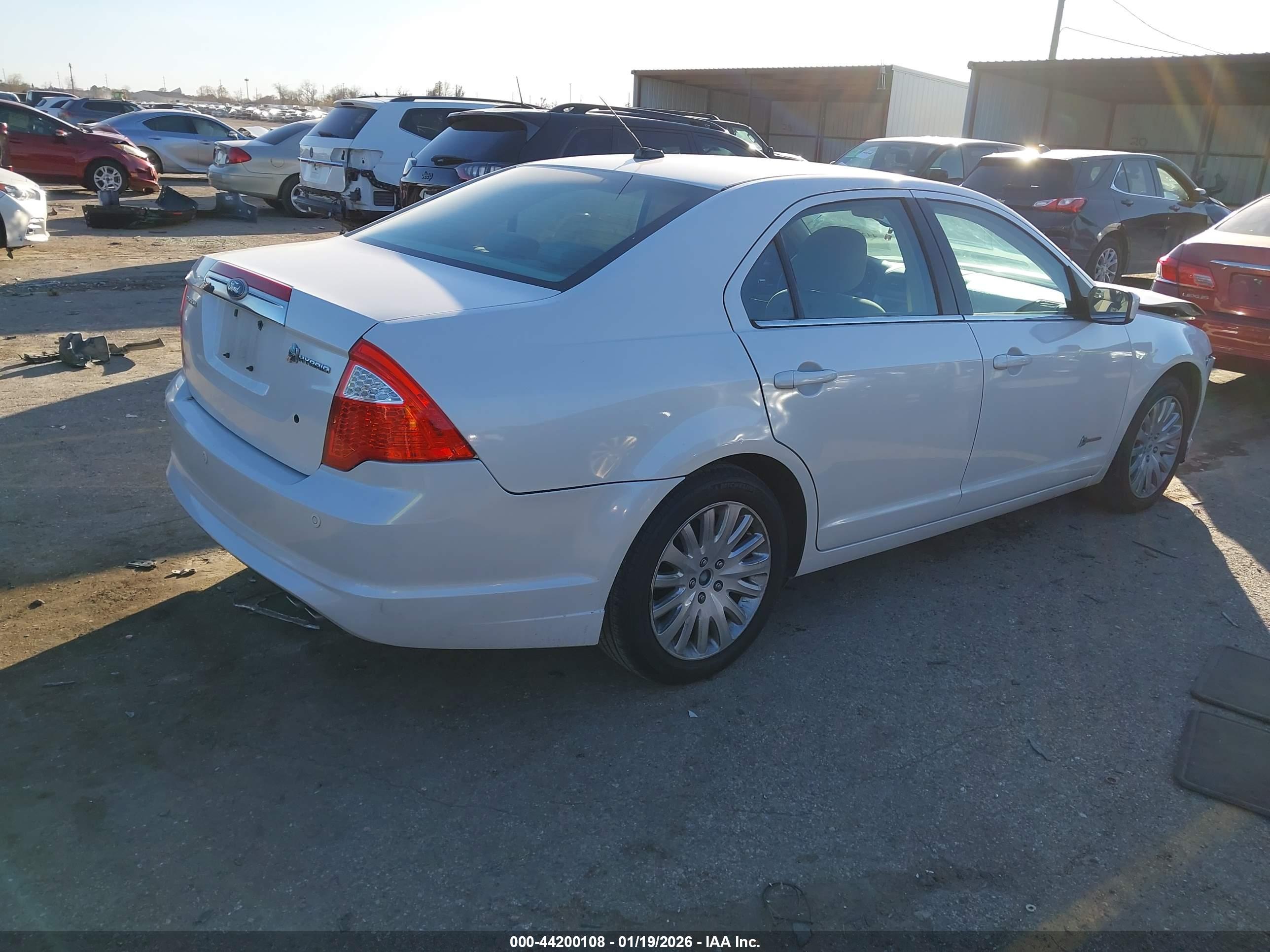 FORD FUSION image 4